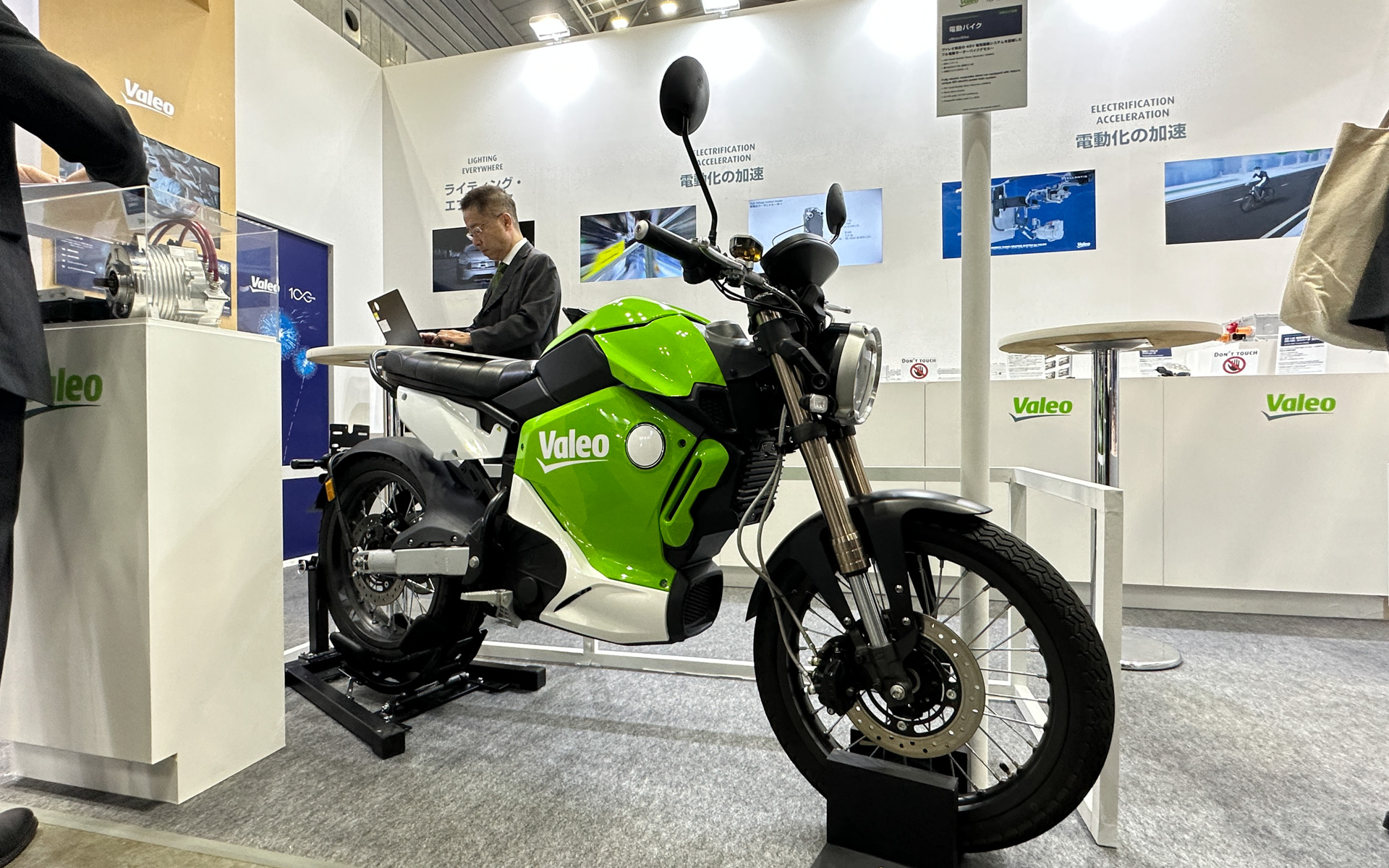 「ヴァレオ eMotorBike」：ヴァレオ「eMotorBike」は独自の48V電気駆動システムを搭載したフル電動モーターサイクルのデモカー。これは、ヴァレオの48Vシステムのパフォーマンスを体感いただくためのデモ用電動バイクで、eMotorBikeは48Vのプロトタイプ空冷式モーター、ベルト式トランスミッションと電子制御ユニットが包含されたシステムを搭載し、最大出力9.5kWを発生して、125ccクラスの内燃機関モデルと同等の性能を有するとしている