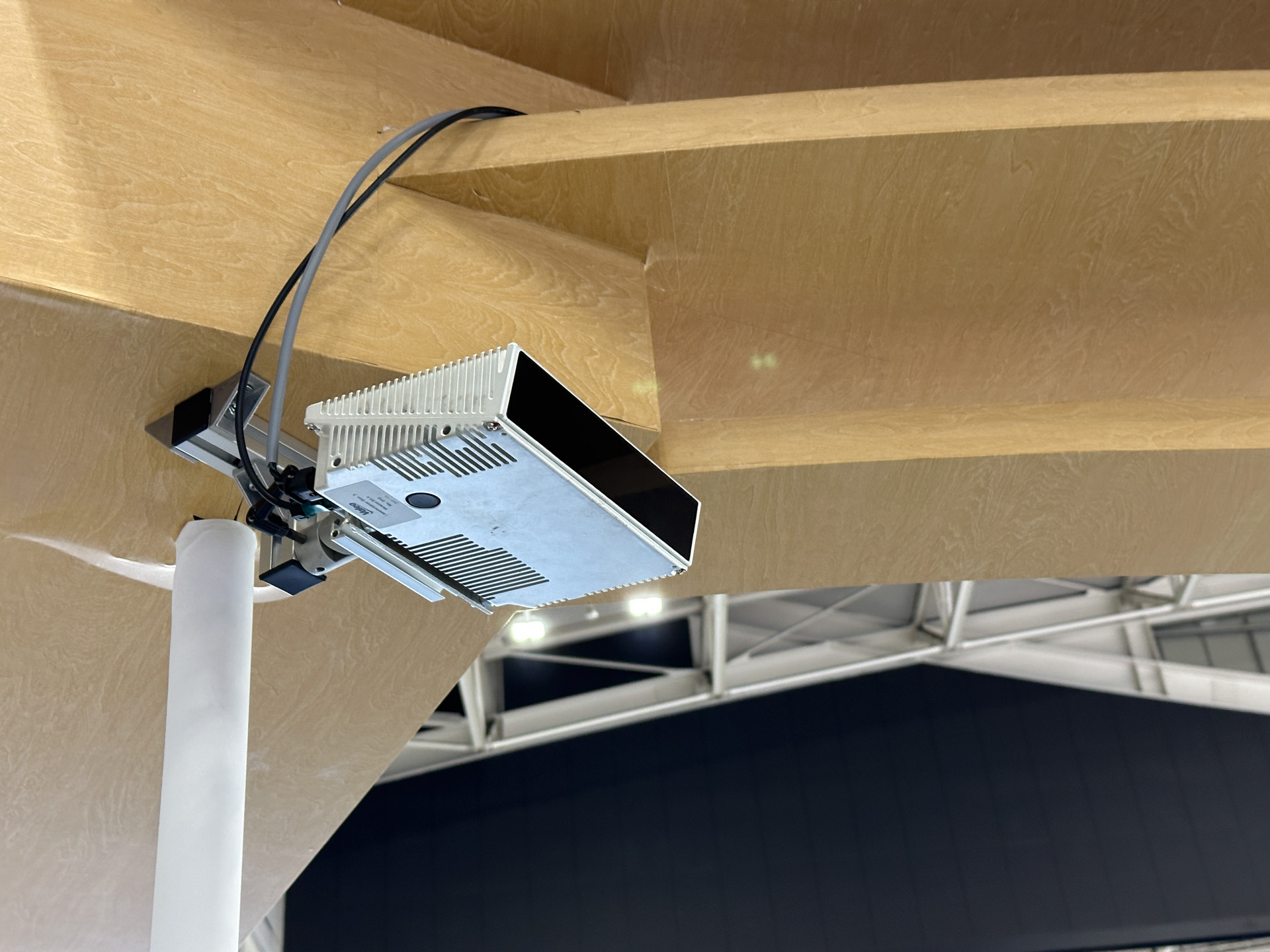 2024年より量産開始予定「ヴァレオ SCALA 3」:ADASの加速に貢献するイノベーションとして、ヴァレオは第3世代の長距離用LiDAR「SCALA 3」の検知デモンストレーションを行なった。ヴァレオSCALA 3は、車両周辺の3D画像を生成し、毎秒1200万ピクセル以上という高解像度と、反射率の低い物体の場合でも200m、反射率の高い物体であれば300mという検出範囲を誇る。照明のない黒いアスファルト道路にある物体を、150m離れた場所から識別することができ、ヴァレオSCALA 3搭載車は、高速道路で最高速130km/hで自動走行する場合も、緊急事態を自律的に管理できるとしている