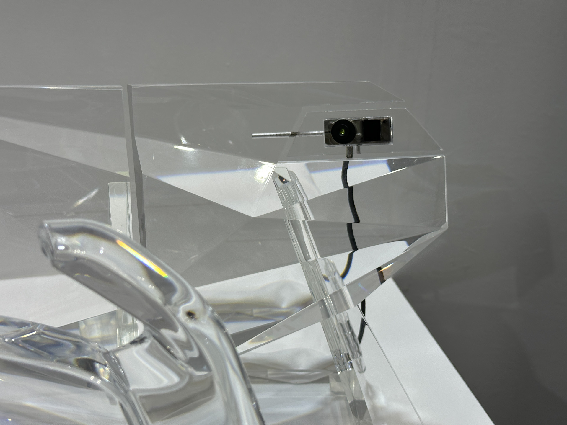 インテリアエクスペリエンスの再創出に関して、ヴァレオはドライバーモニタリングシステムを展示。赤外線カメラとAIアルゴリズムでドライバーの眠気や注意散漫の兆候をチェック。これは命を救う技術であり、自動運転モードから手動運転モードへ安全に移行できるようにし、また顔の表情を認識することで、ドライバーの気分に合わせた音楽や車室内のライティングを提案することもできる