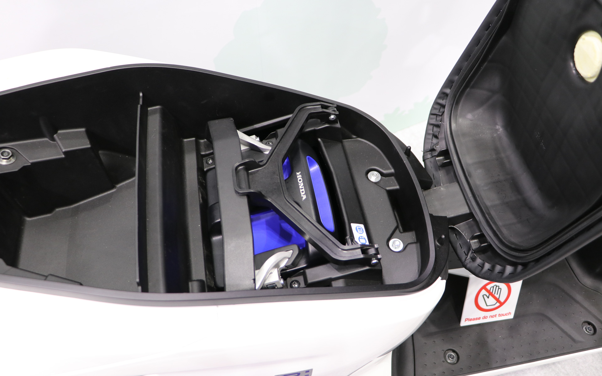 シートの下にHonda Mobile Power Pack e：を収納する