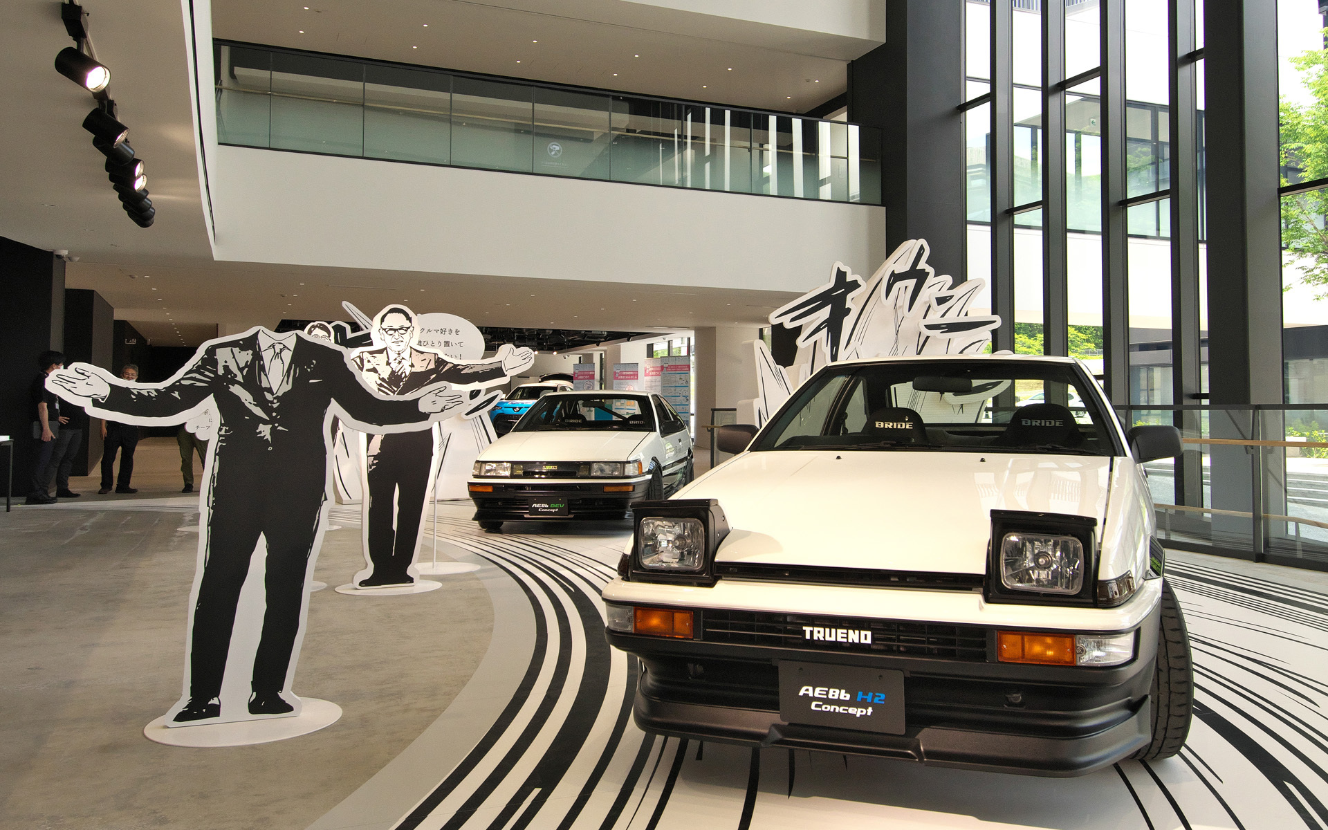 富士モータースポーツフォレスト「ウェルカムセンター」に展示された水素＆BEVハチロクと顔はめパネル