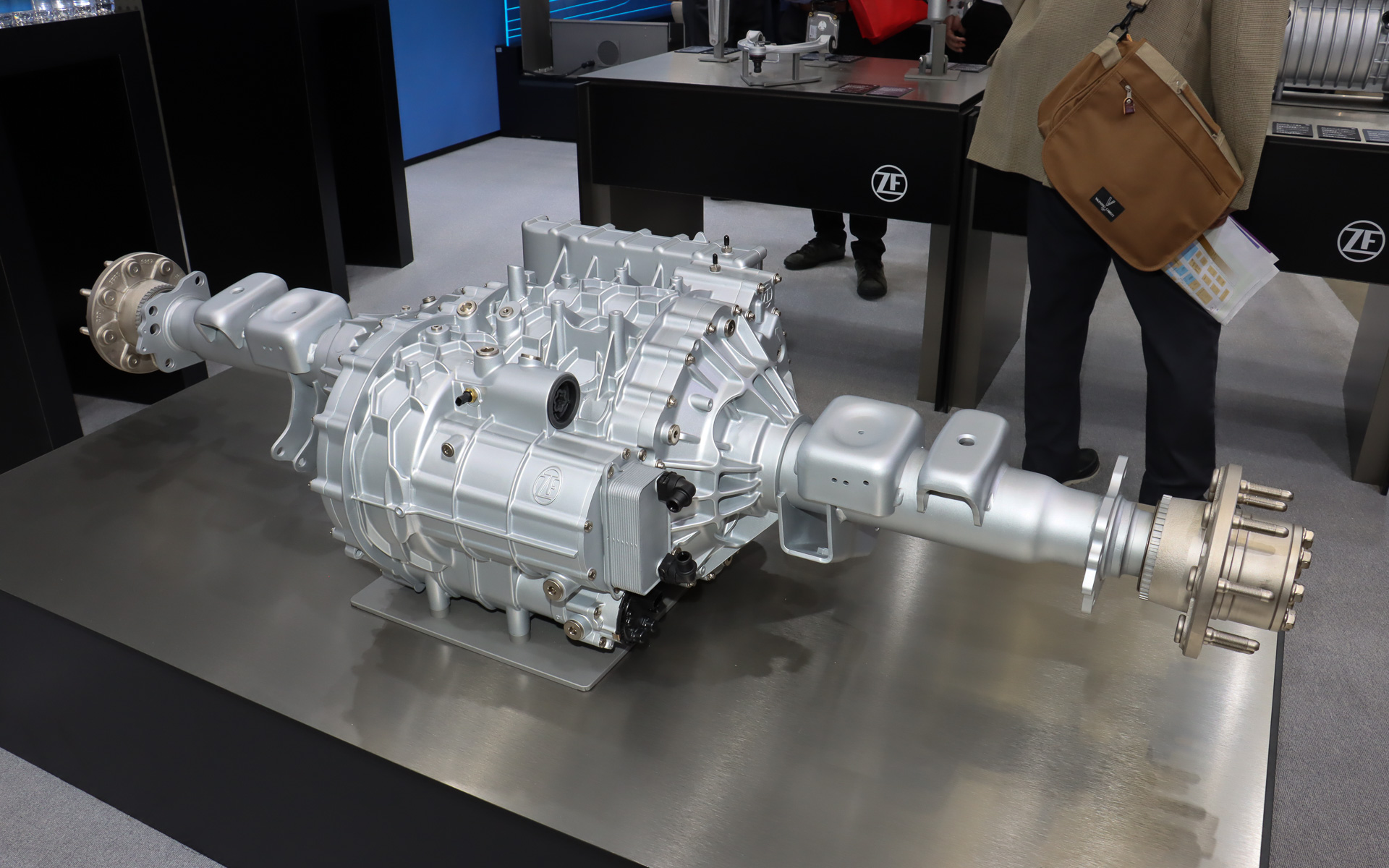 ZFブースで製品展示の目玉となったピックアップトラック向けの「eBeam Axle」