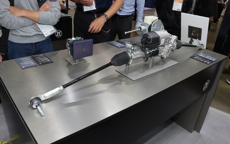 ZF、ピックアップトラックや商用バンを電動化する「eBeam Axle」や温まるベルト「ヒートベルト」展示