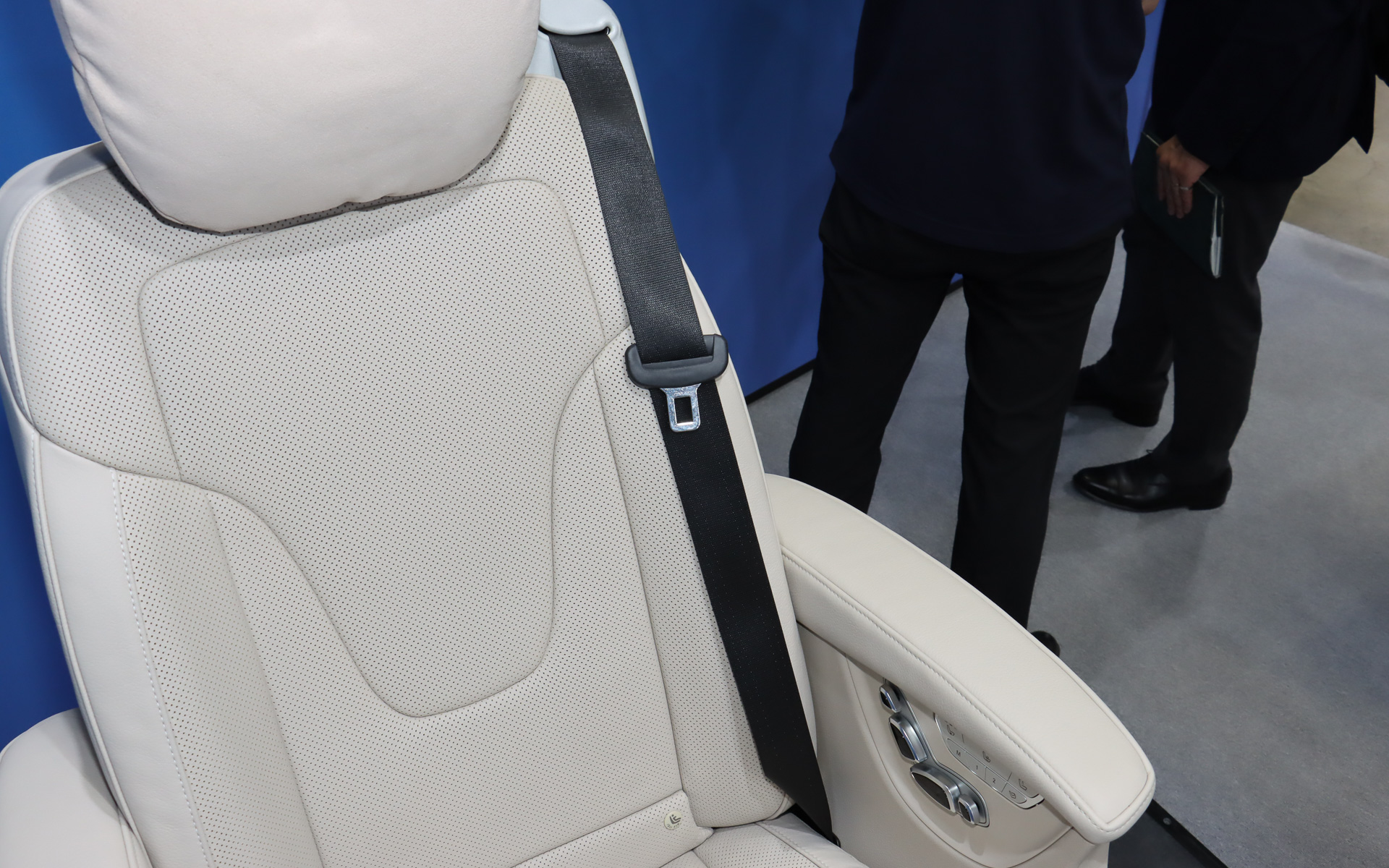 モーターを備えた「アクティブコントロールバックル」は、人が座っていない状況ではじゃまにならないよう格納状態になっているが、ベルトが引かれるとタングプレートを差し込みやすいよう上昇。また、暗い状況でも操作しやすいようイルミネーション機能も用意している