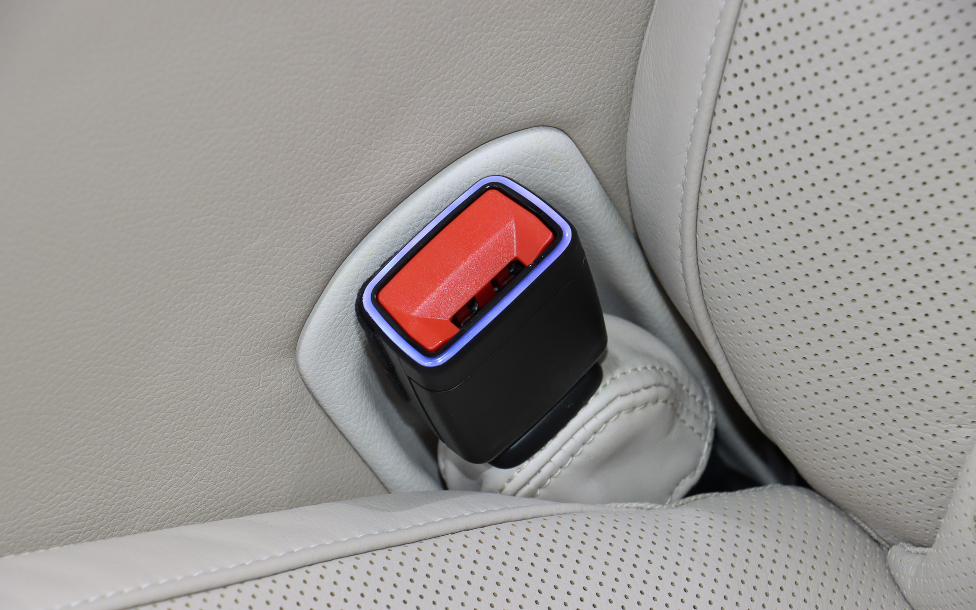 モーターを備えた「アクティブコントロールバックル」は、人が座っていない状況ではじゃまにならないよう格納状態になっているが、ベルトが引かれるとタングプレートを差し込みやすいよう上昇。また、暗い状況でも操作しやすいようイルミネーション機能も用意している