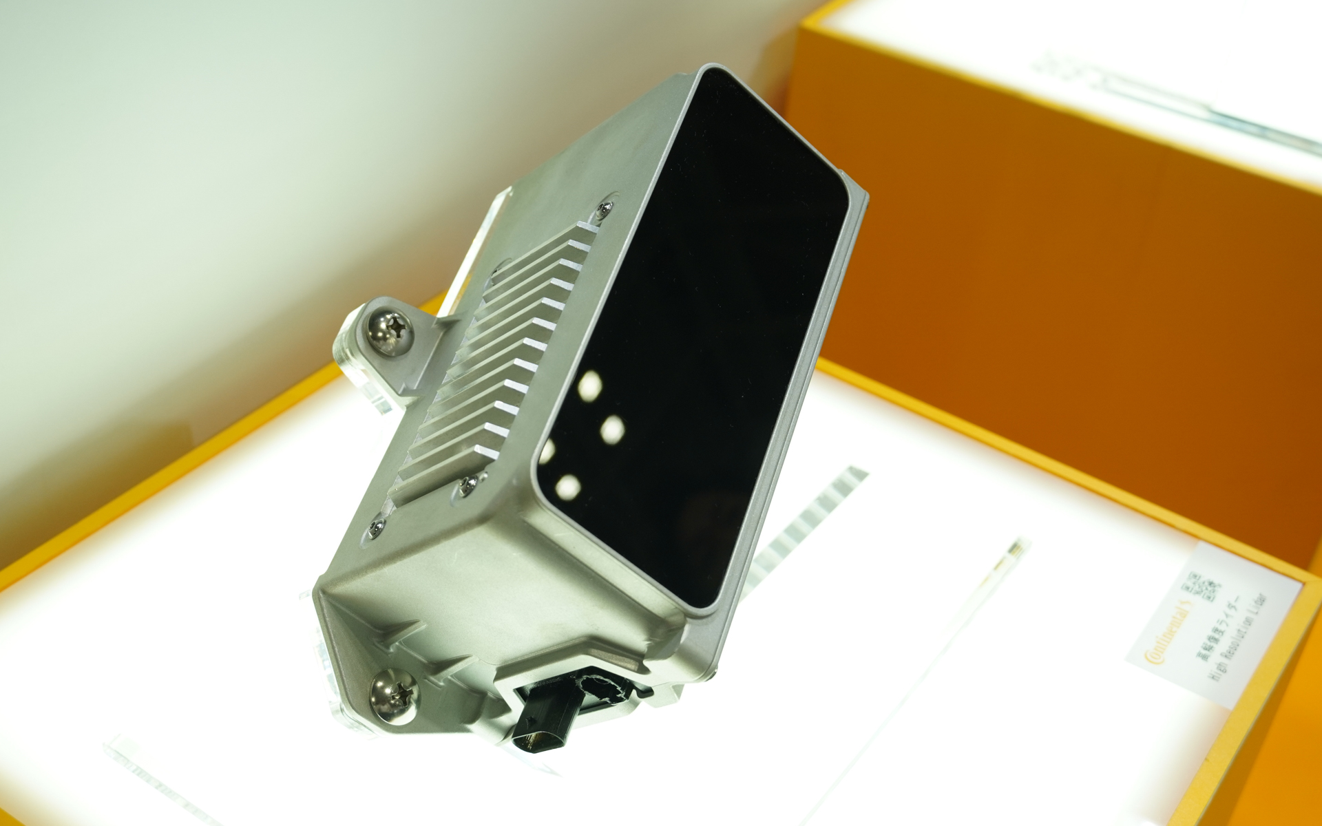 こちらは従来タイプ。バンパーなどに装着を想定したもの