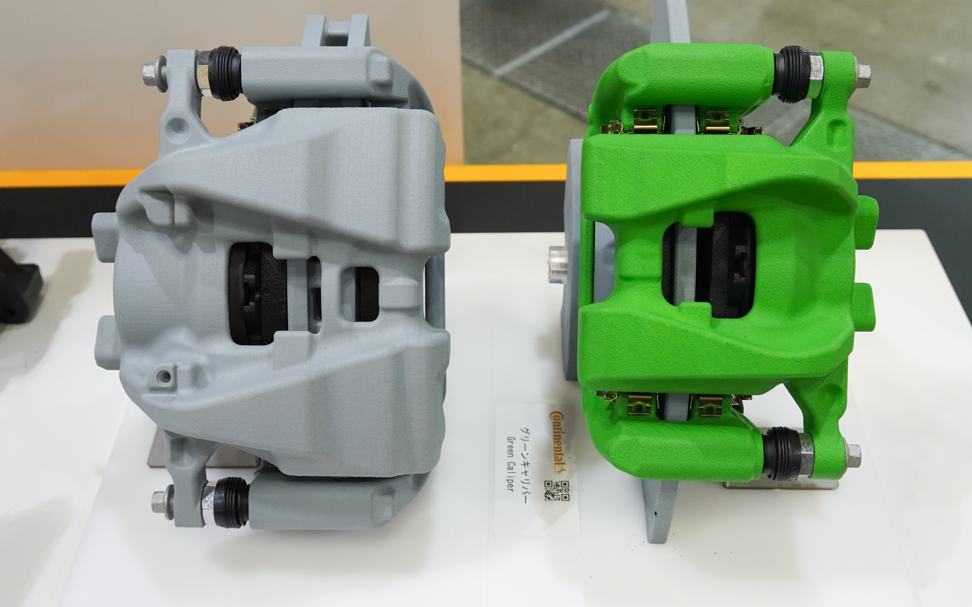 右が電動化車両を想定したブレーキ。減りがかなり遅いためパッドも薄い