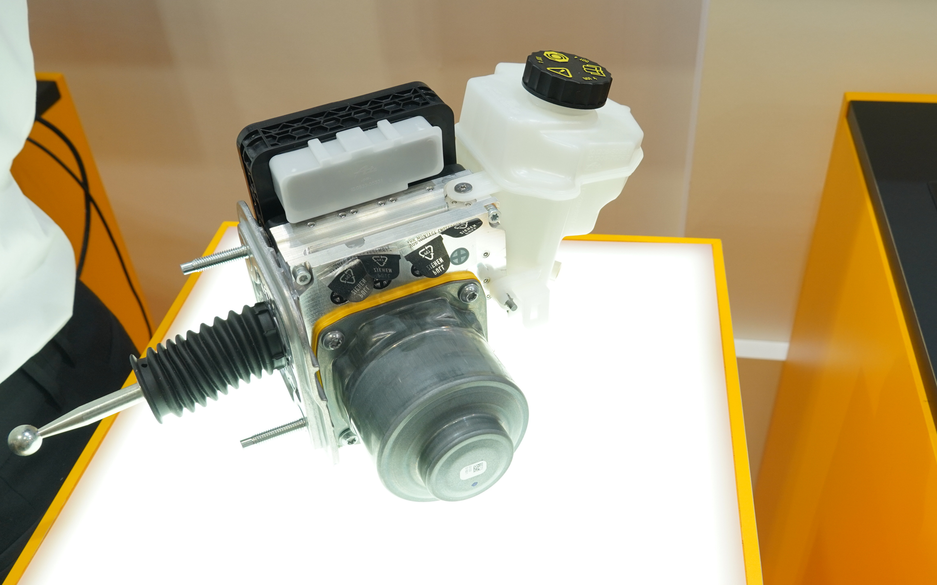 電動化に移行させるため、ブレーキマスターも油圧と電動のためのセンサーを兼ねたものになる