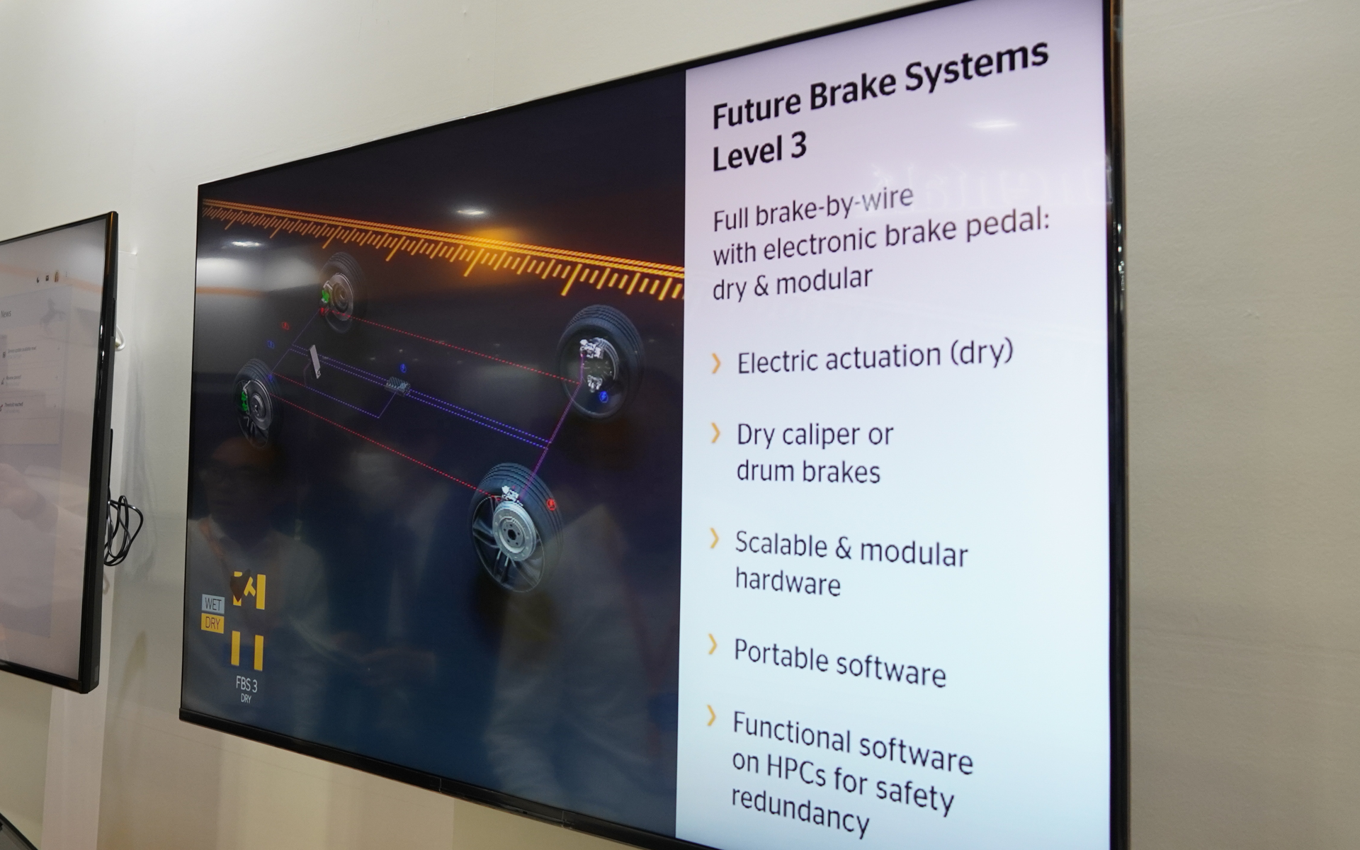 将来、フル電動ブレーキになると、油圧（ウェット）はなくなり、すべて電気信号で制御し、キャリパーも電動（ドライ）になるという説明