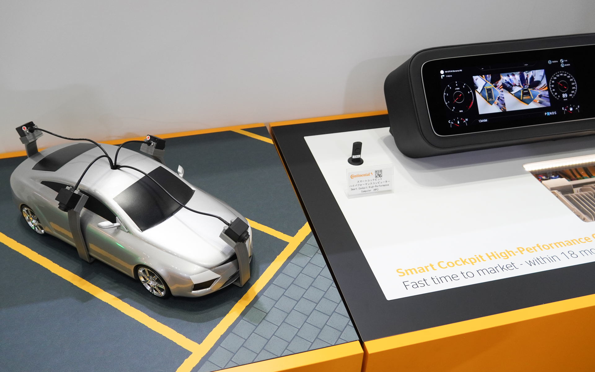 クルマの四方に装着したカメラの映像を全方位モニターに映し出している