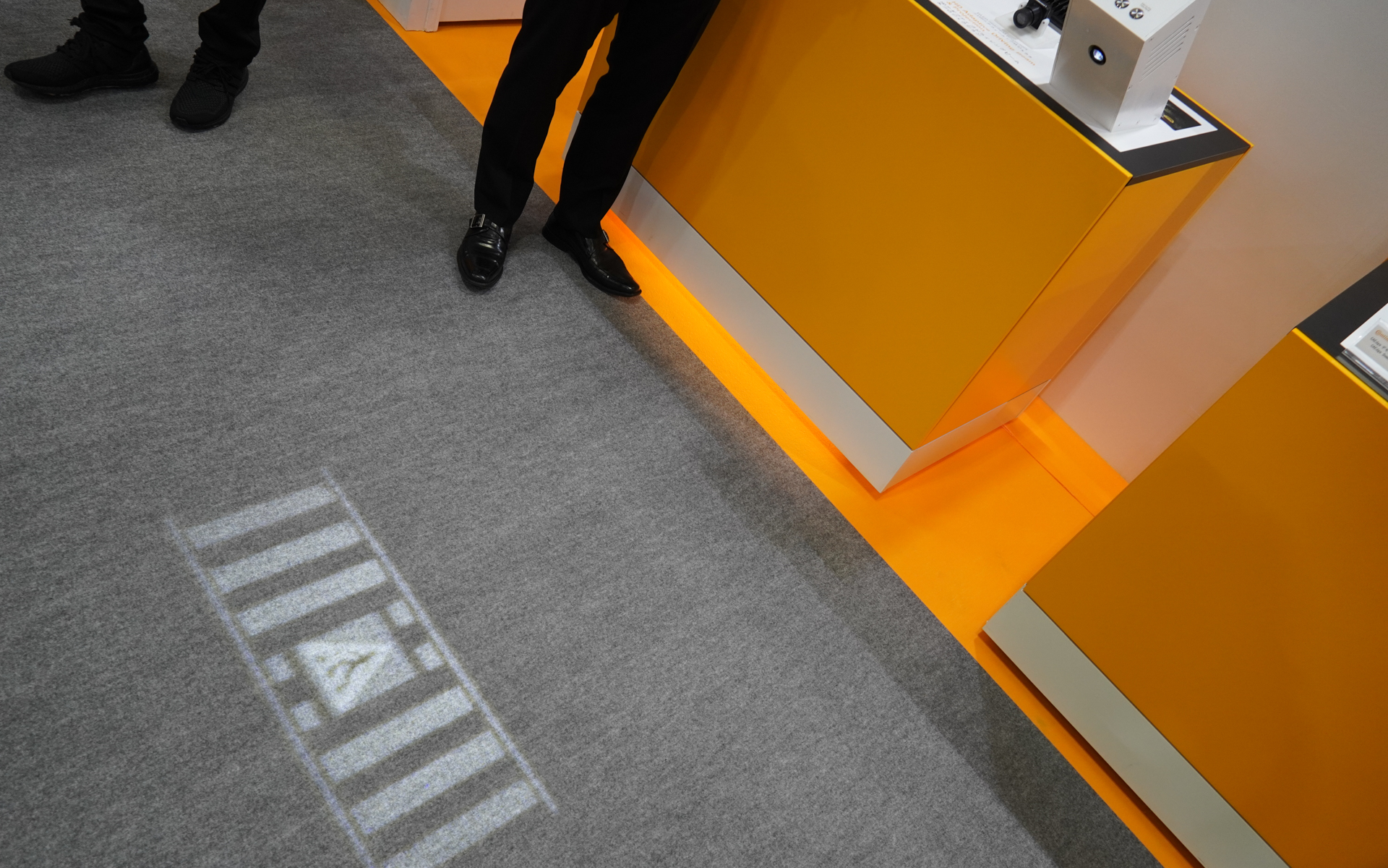 ヘッドライトにもなれば、道路に情報を照射することもできる