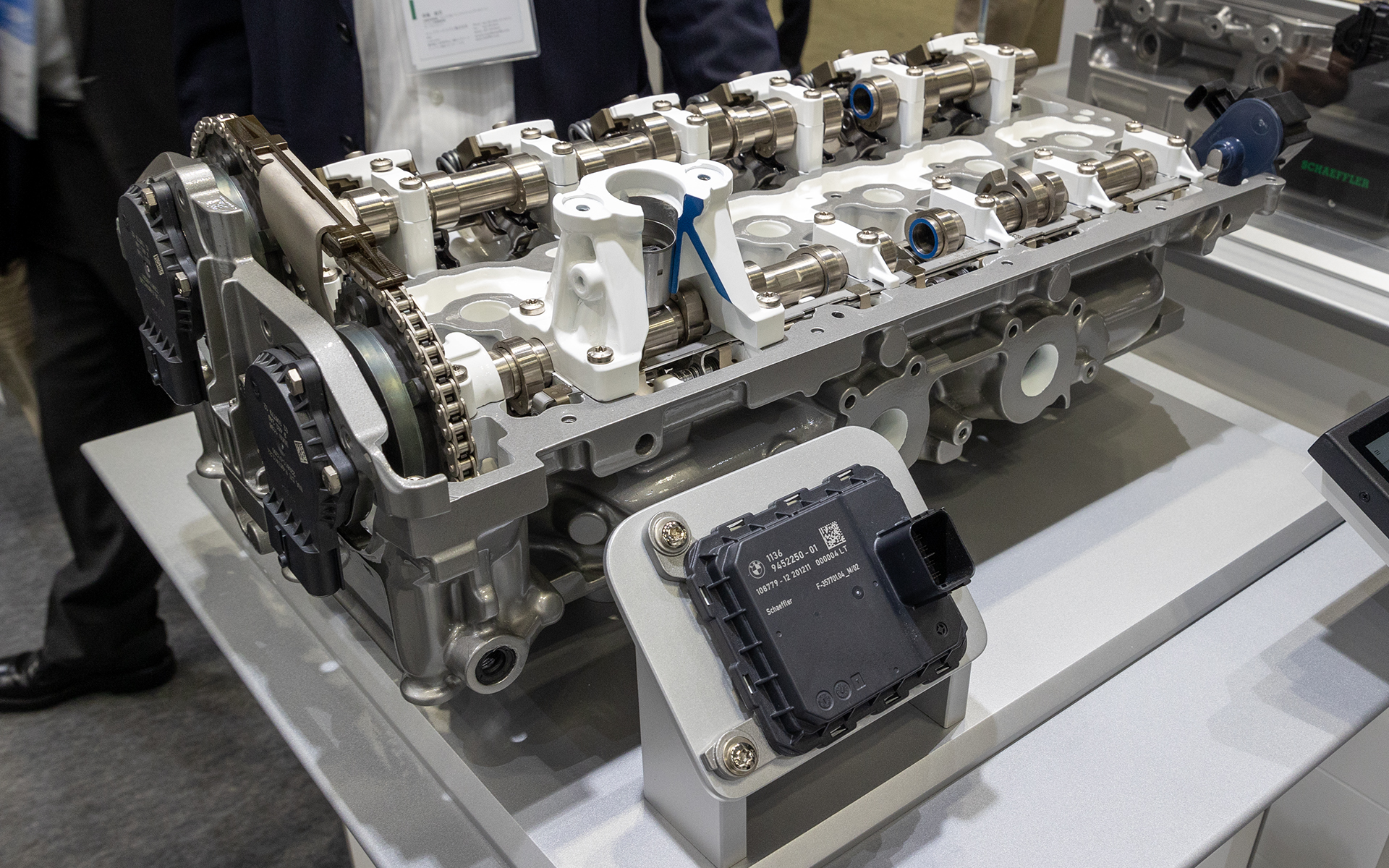 電動化のための製品だけでなく、内燃機用など幅広いジャンルの展示を行なったシェフラーのブース