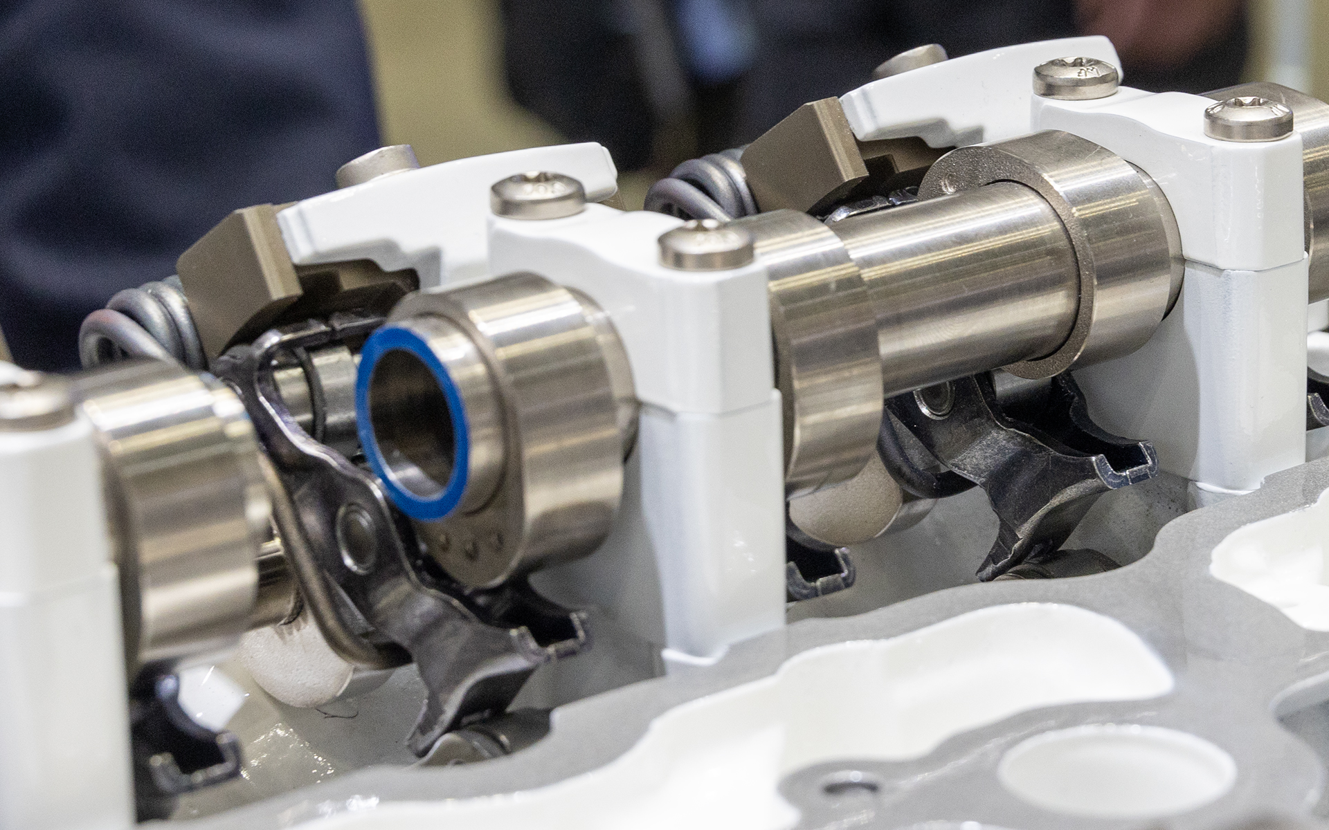 吸気側のバルブトロニック機構の中間アームはシェフラー製