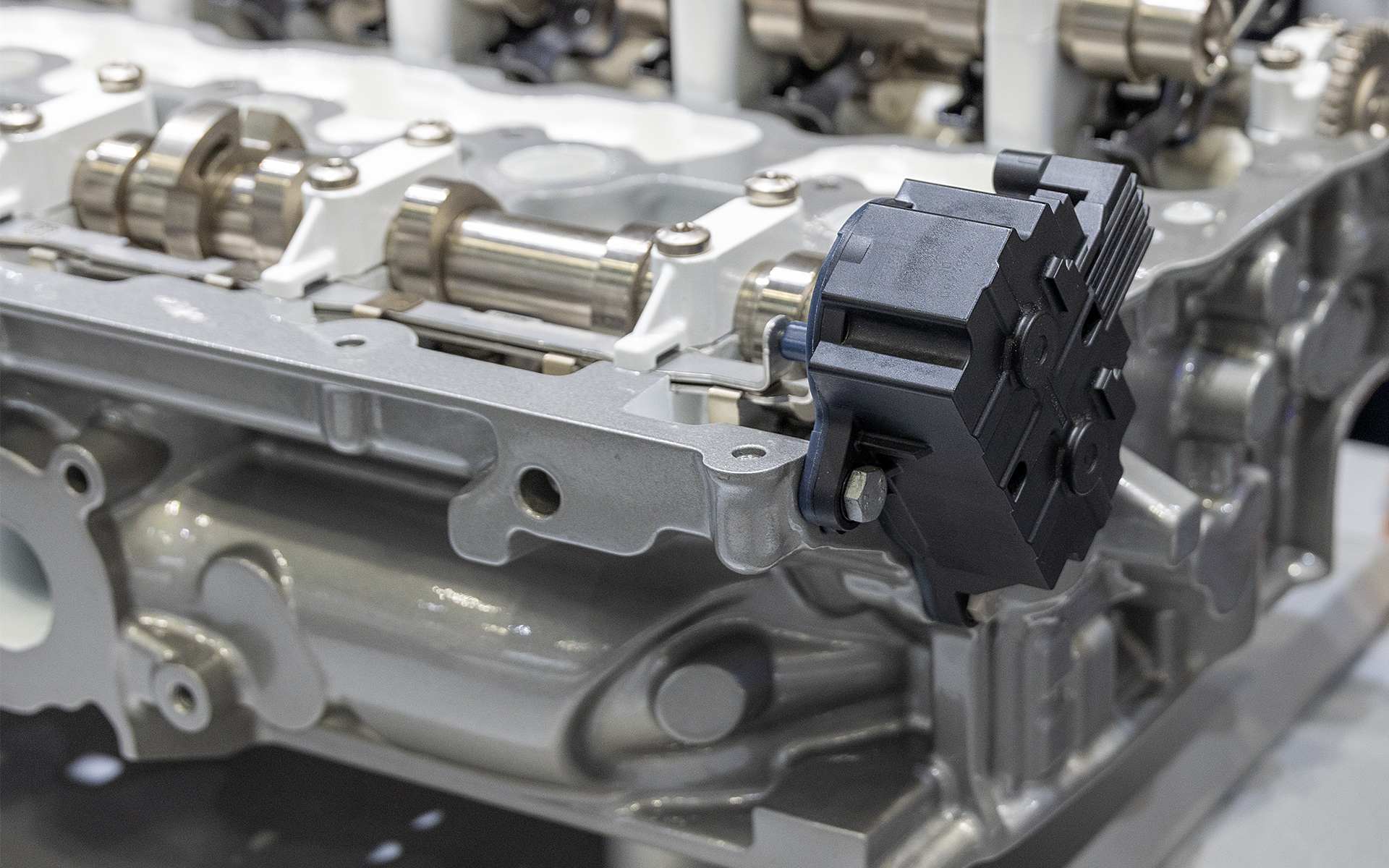 油圧ではなく電動アクチュエーターを使うeロッカーを排気側に搭載