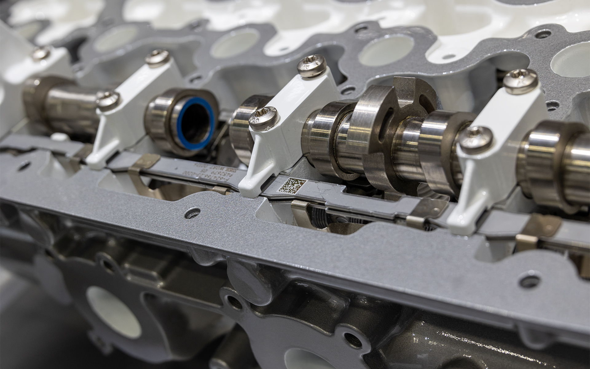 ロッカーフォロワーのピンを押す制御を電動で行なうことで、冷間時であっても狙いどおりの性能が出せる