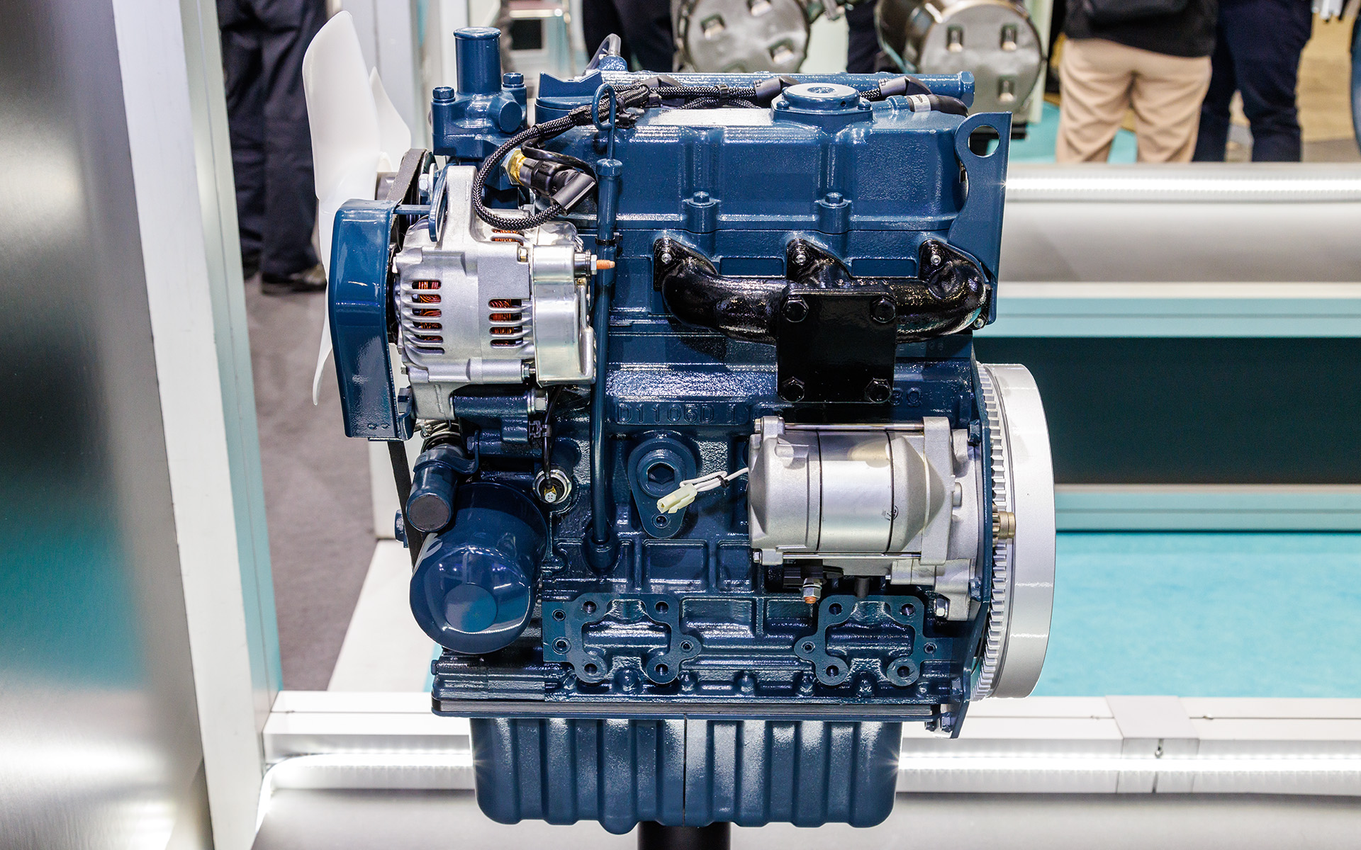 直列3気筒1.1リッターディーゼルエンジン「D1105-K」。新燃焼方式「TVCR」と独自の電子制御システムにより約5％の燃費改善を実現。定格出力は18.5kW（24.8HP）/3000rpm