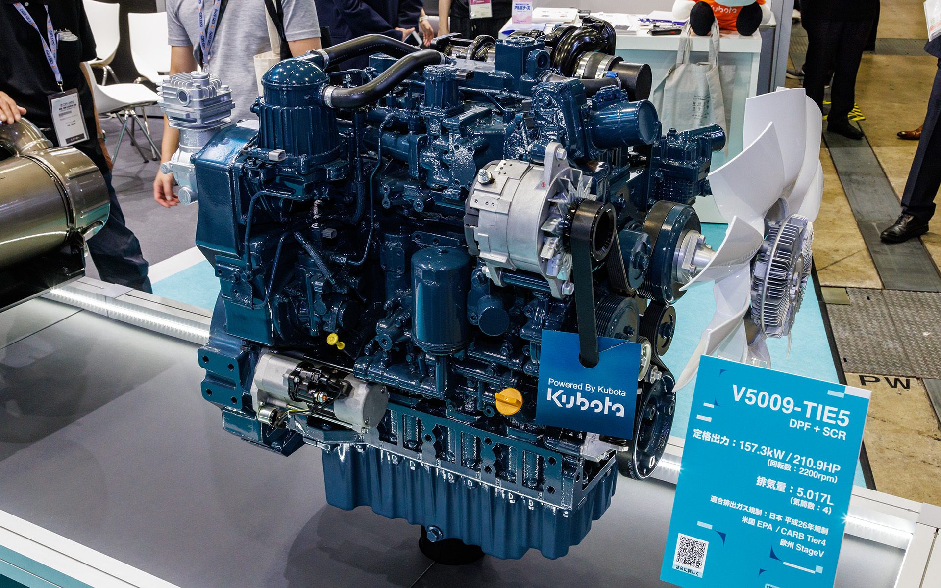 直列4気筒5.0リッター直噴ディーゼルエンジン「V5009-TIE5」。排出ガスの後処理はDPFとSCRの組み合わせ。定格出力は157.3kW（210.9HP）/2200rpm