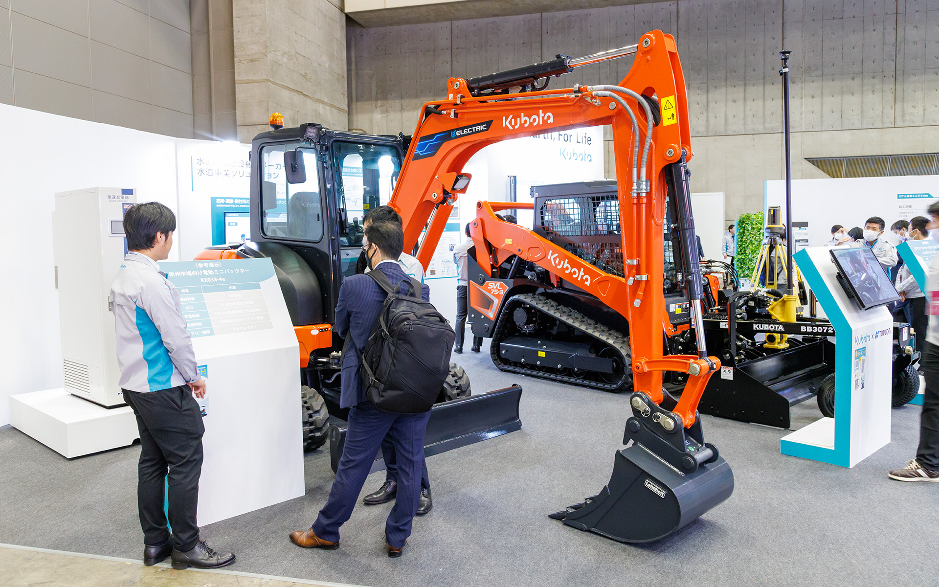 欧州市場向け電動ミニバックホー（参考出品）。120分の充電で約4時間の稼働を実現