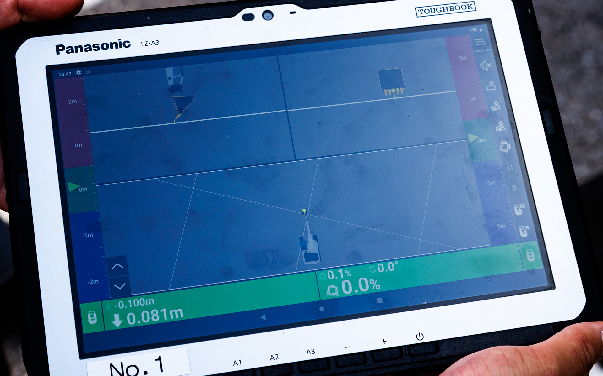 屋外では車両やバケットの状態をタブレットで確認できるシステムを実演。地形データを使用することで熟練者以外でも効率的が可能
