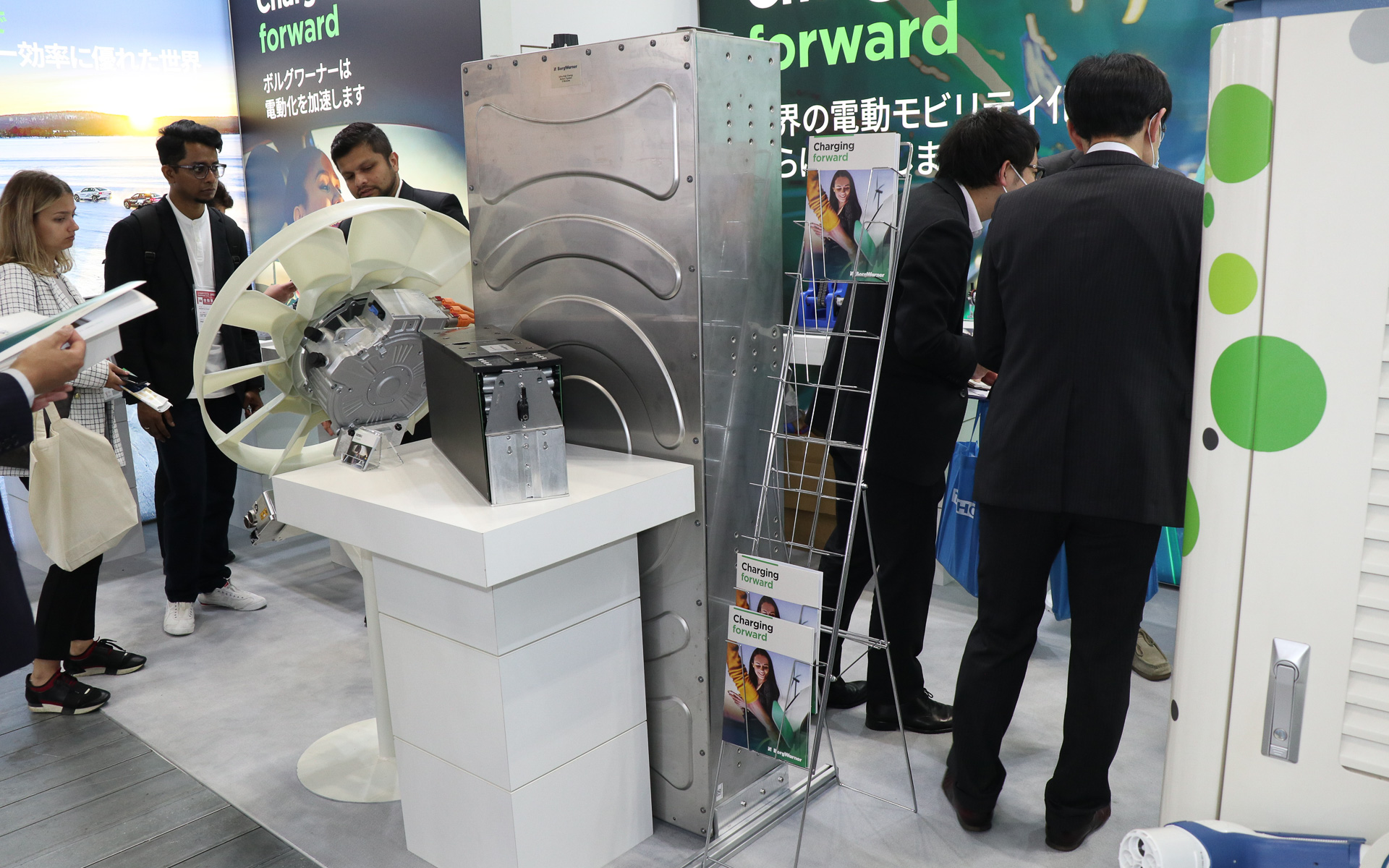 ボルグワーナーブースの中央にそびえ立つ、電動トラック向けの「Ultra-High Enagey Battery System 9 Modules」