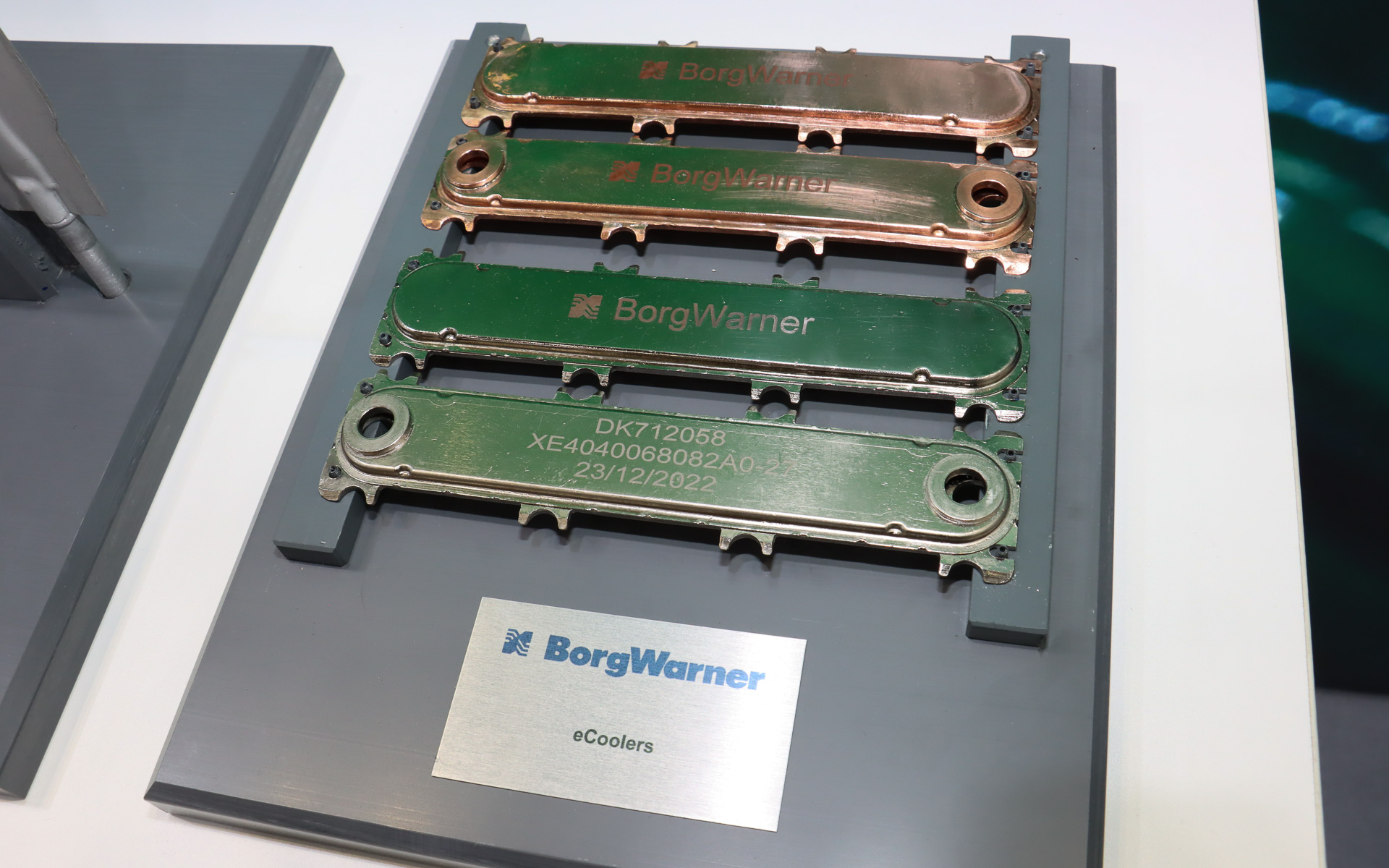 「eCooler for Power Electronics」は、対応温度帯別にアルミニウム製（手前側2個）と銅製（奥側2個）をラインアップする