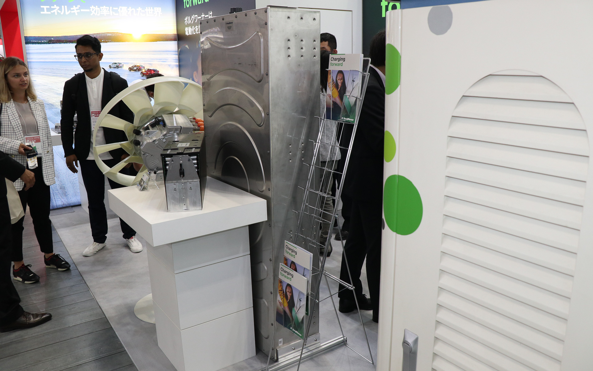 9個のバッテリーモジュールを組み合わせて構成される