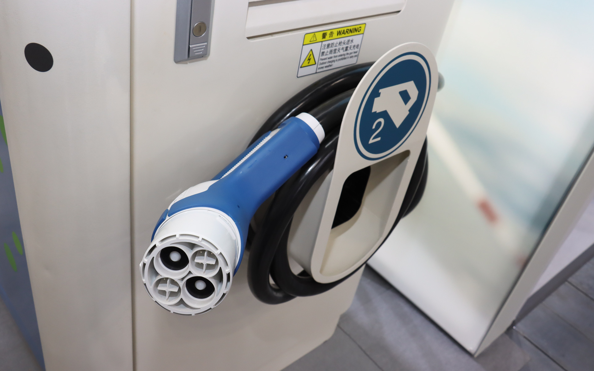 本体の左側に「Combo（コンボ）」、右側に「CHAdeMO（チャデモ）」に対応する充電ケーブルを備えている