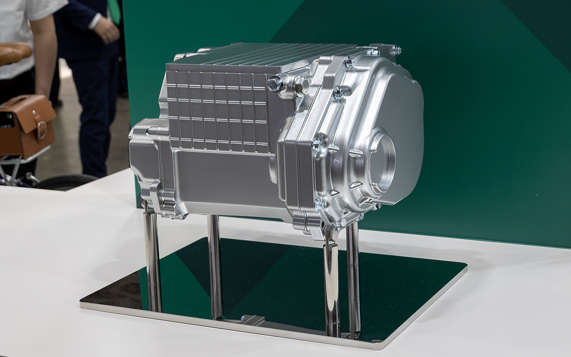 ジヤトコが開発した超小型e-Axle。15インチノートPCと同等サイズという