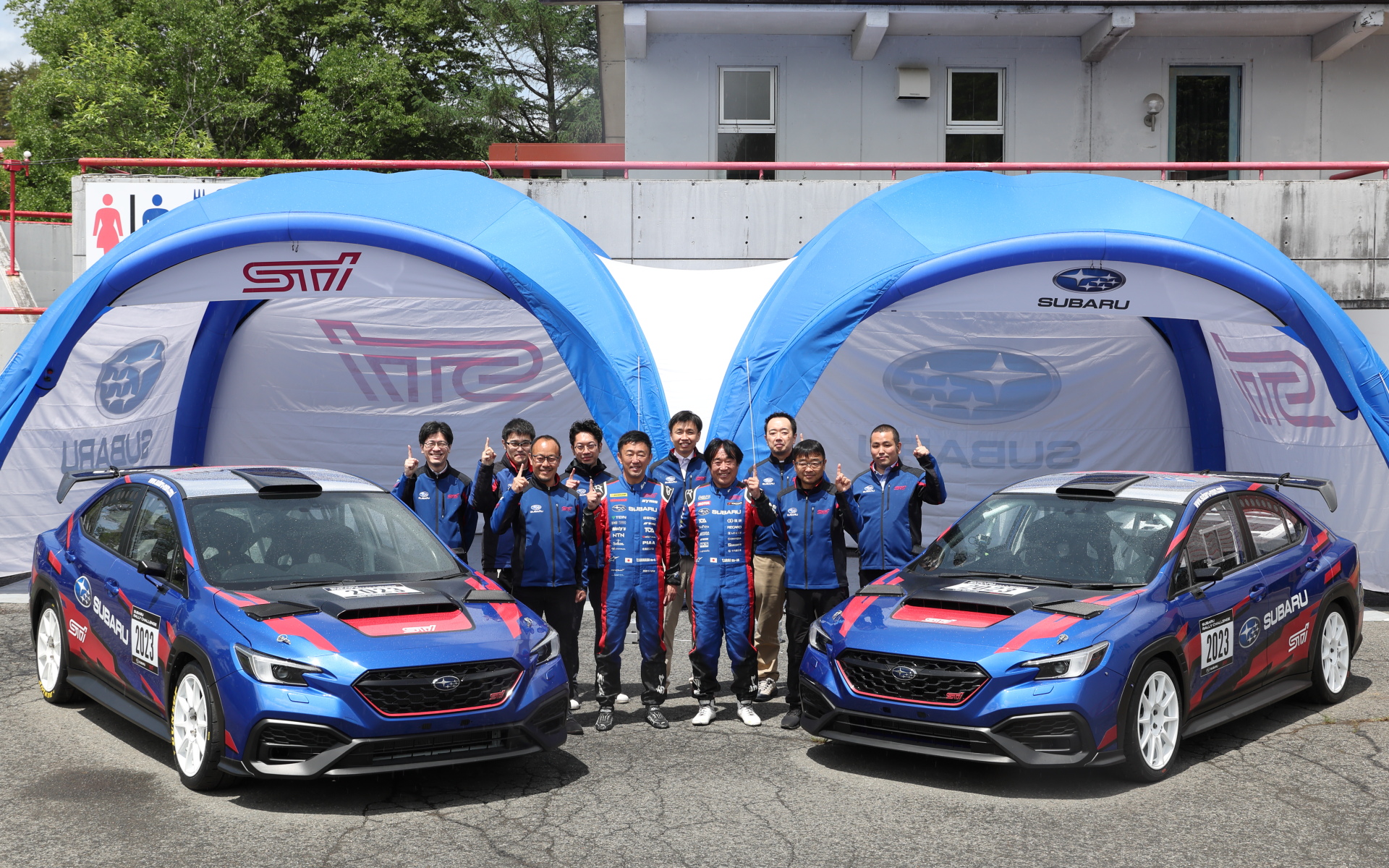 鎌田選手、新井敏弘選手のほか量産車の開発メンバーも集まった