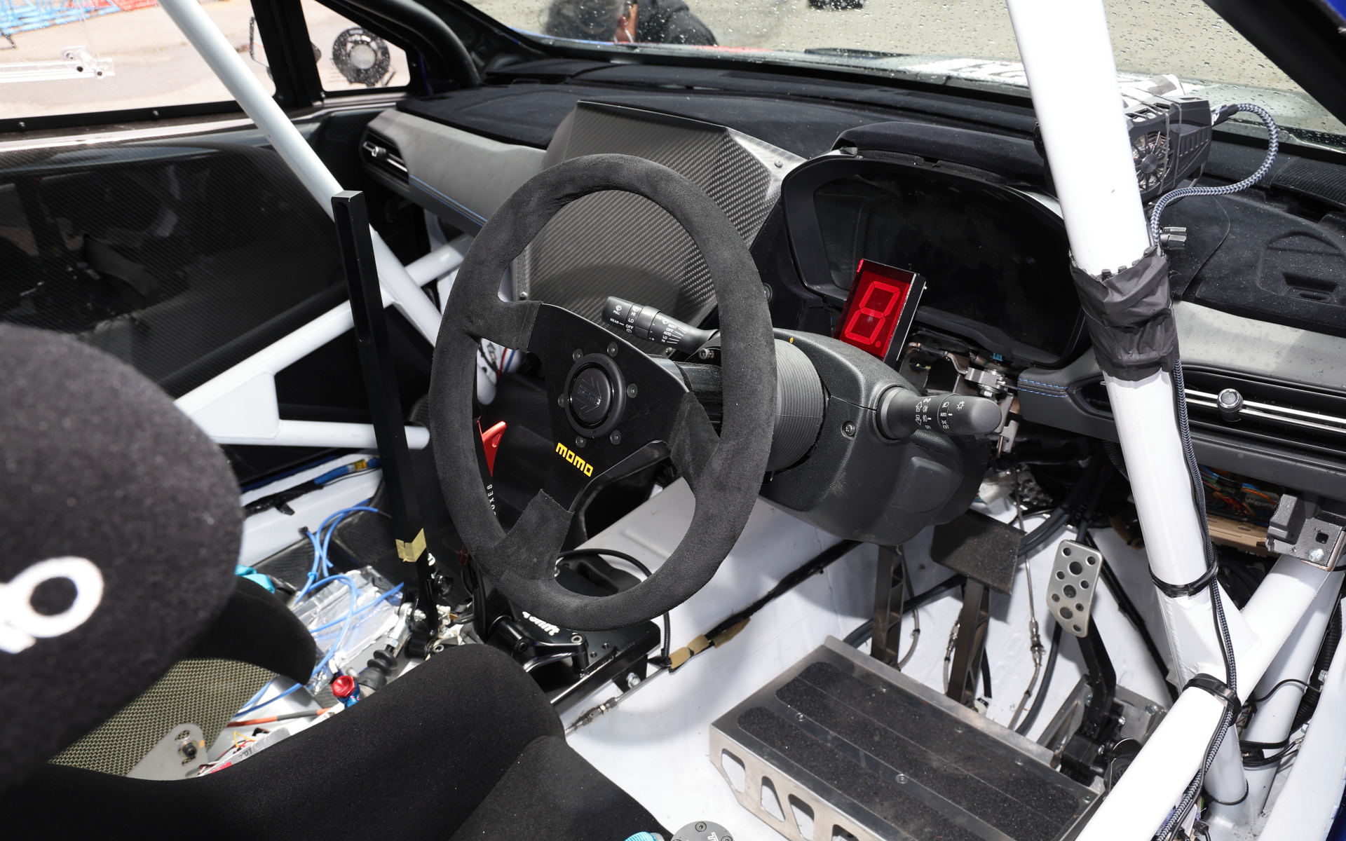 シンプルなコックピットまわり。6速シーケンシャルシフトを採用している