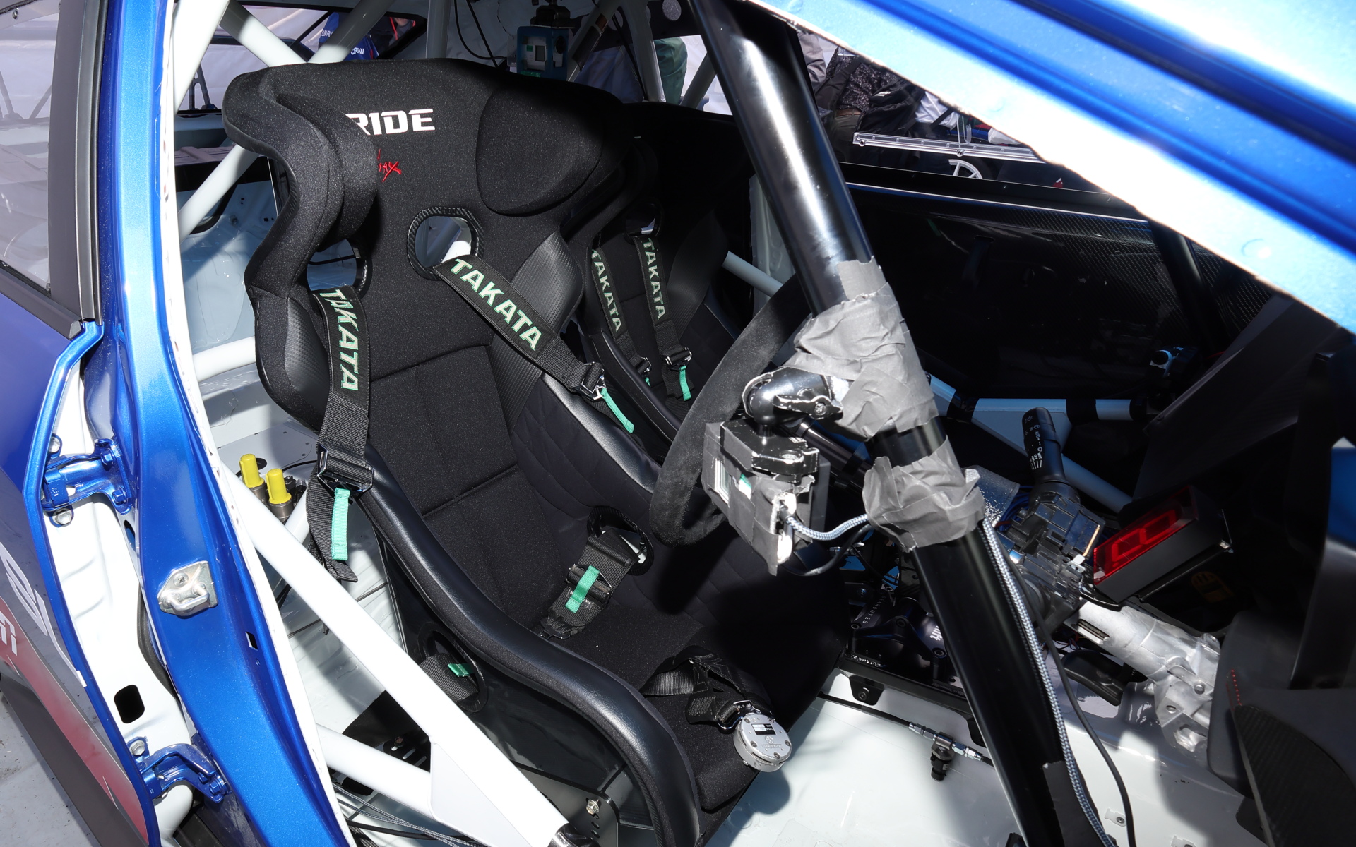 シンプルなコックピットまわり。6速シーケンシャルシフトを採用している