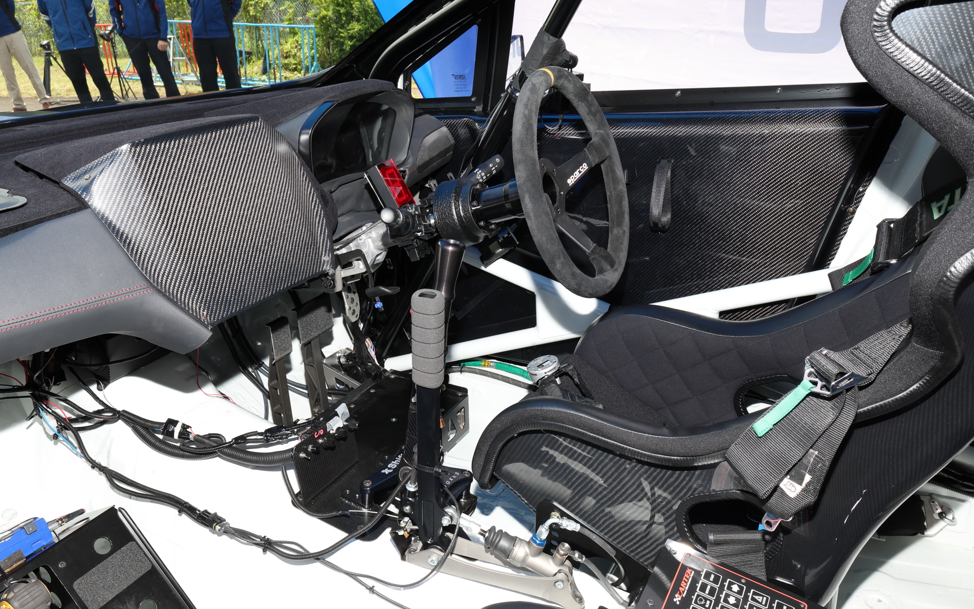 シンプルなコックピットまわり。6速シーケンシャルシフトを採用している