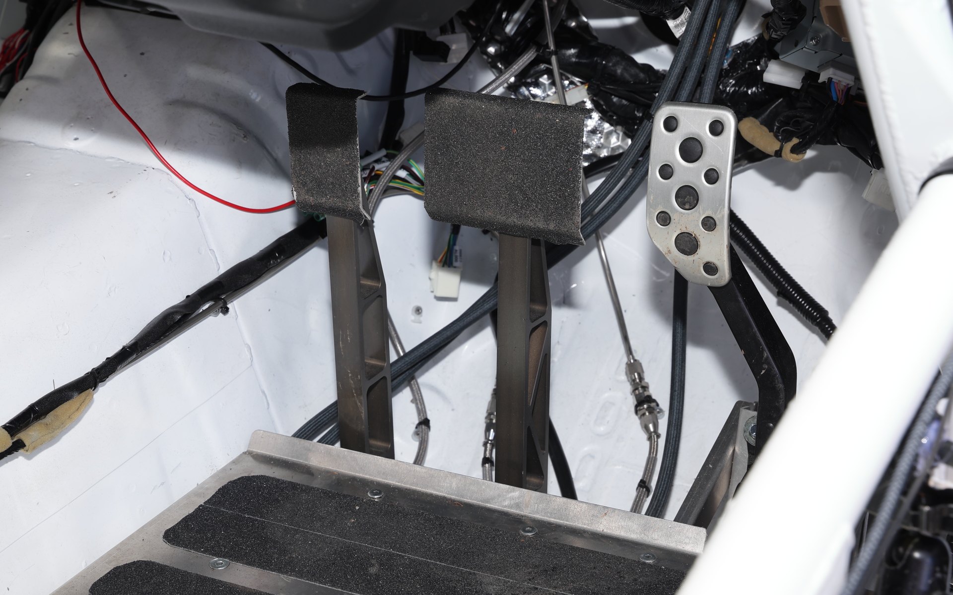 シンプルなコックピットまわり。6速シーケンシャルシフトを採用している