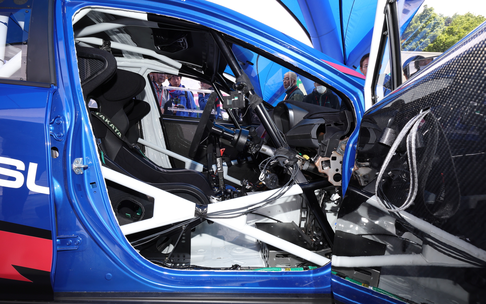 シンプルなコックピットまわり。6速シーケンシャルシフトを採用している