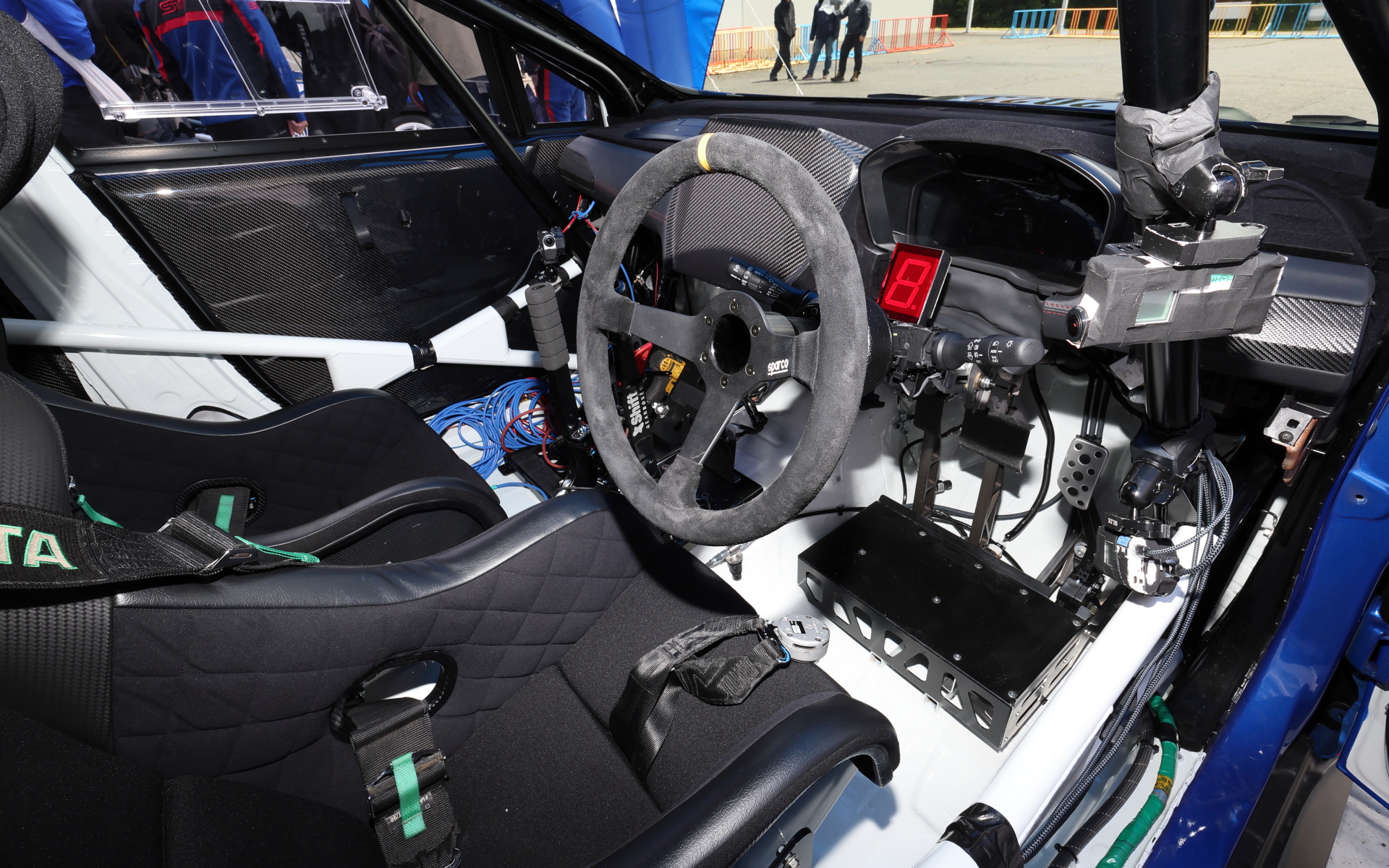 シンプルなコックピットまわり。6速シーケンシャルシフトを採用している