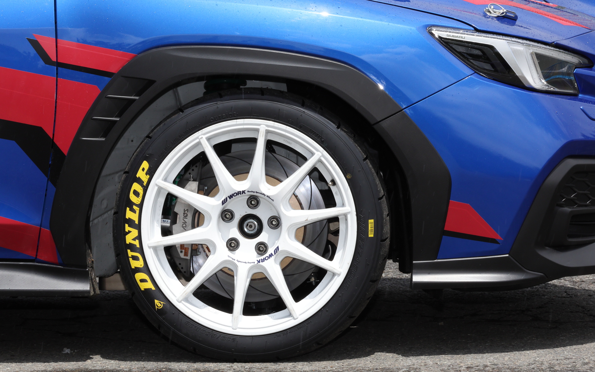 鎌田選手のマシンのタイヤはダンロップ。WORKホイールと組み合わされ足まわりはTEIN、ブレーキシステムはADVICSが採用される