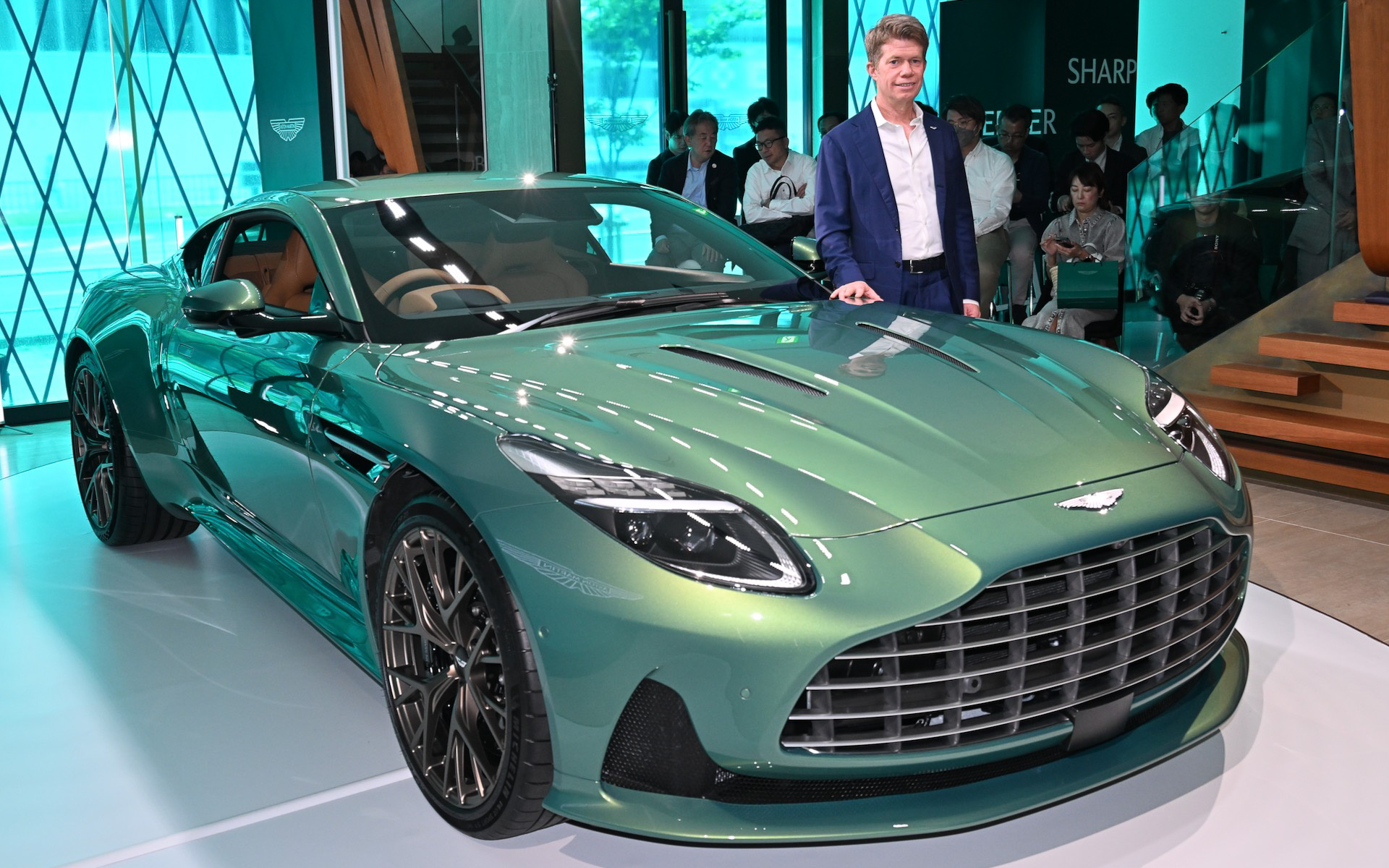 新型「DB12」とアストンマーティン アジア地区プレジデントのグレゴリー・アダムス氏