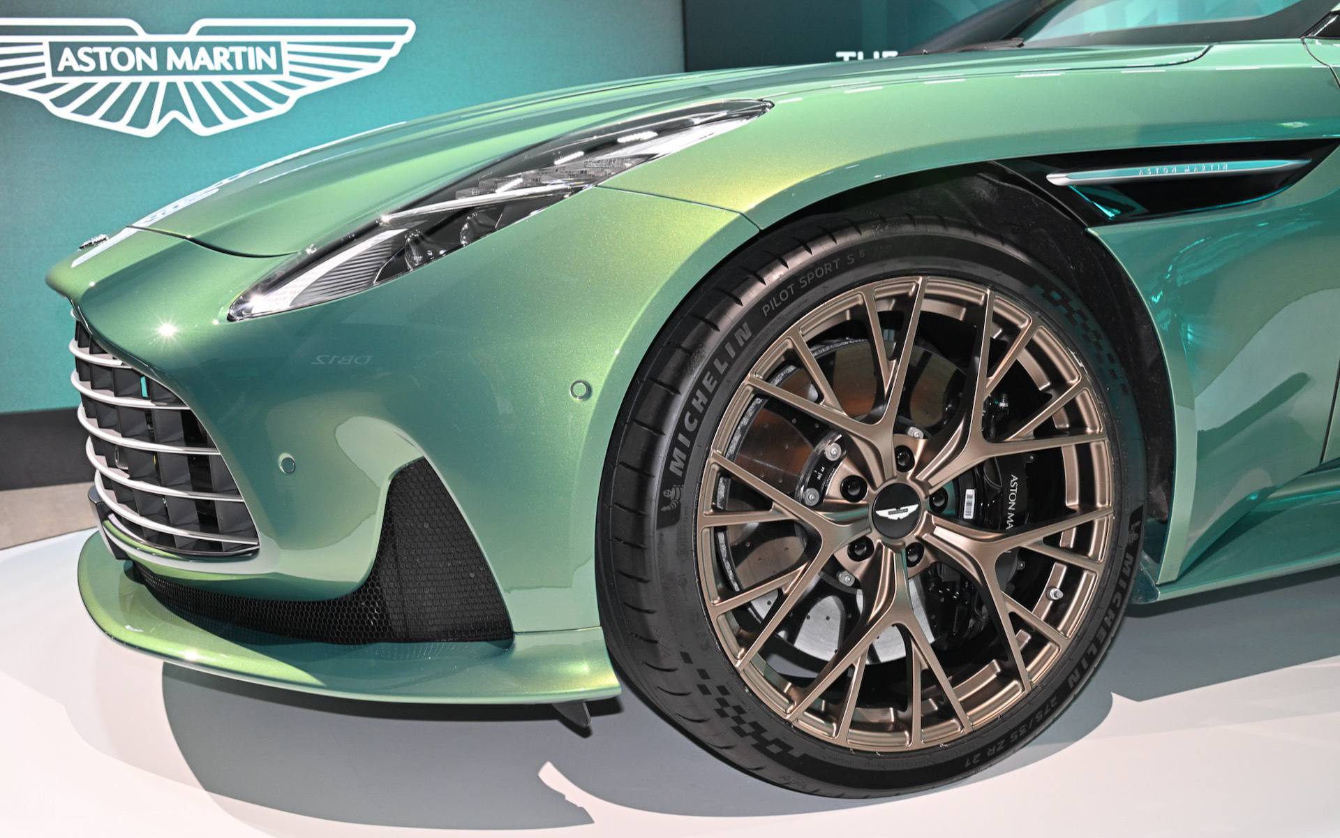 DB12のボディサイズは4725×2060×1295mm（全長×全幅×全高）、ホイールベースは2805mm