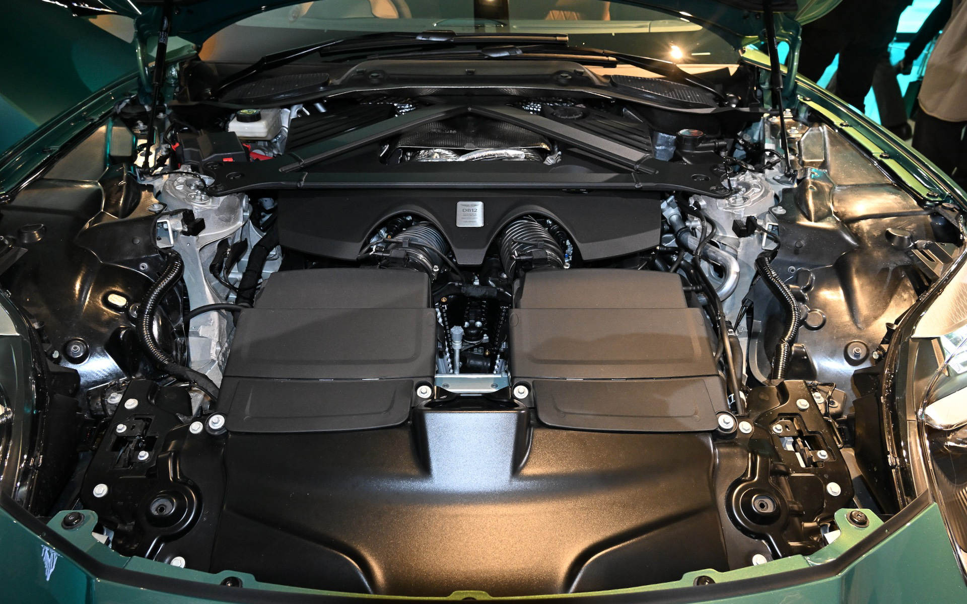 DB12が搭載するV型8気筒4.0リッターツインターボエンジンは最高出力680PS/6000rpm、最大トルク800Nm/2750-6000rpmを発生