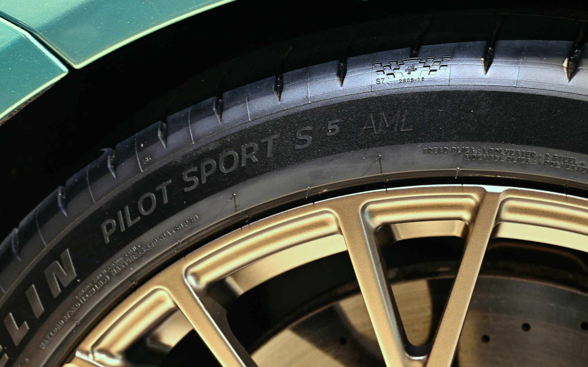 DB12のボディサイズは4725×2060×1295mm（全長×全幅×全高）、ホイールベースは2805mm