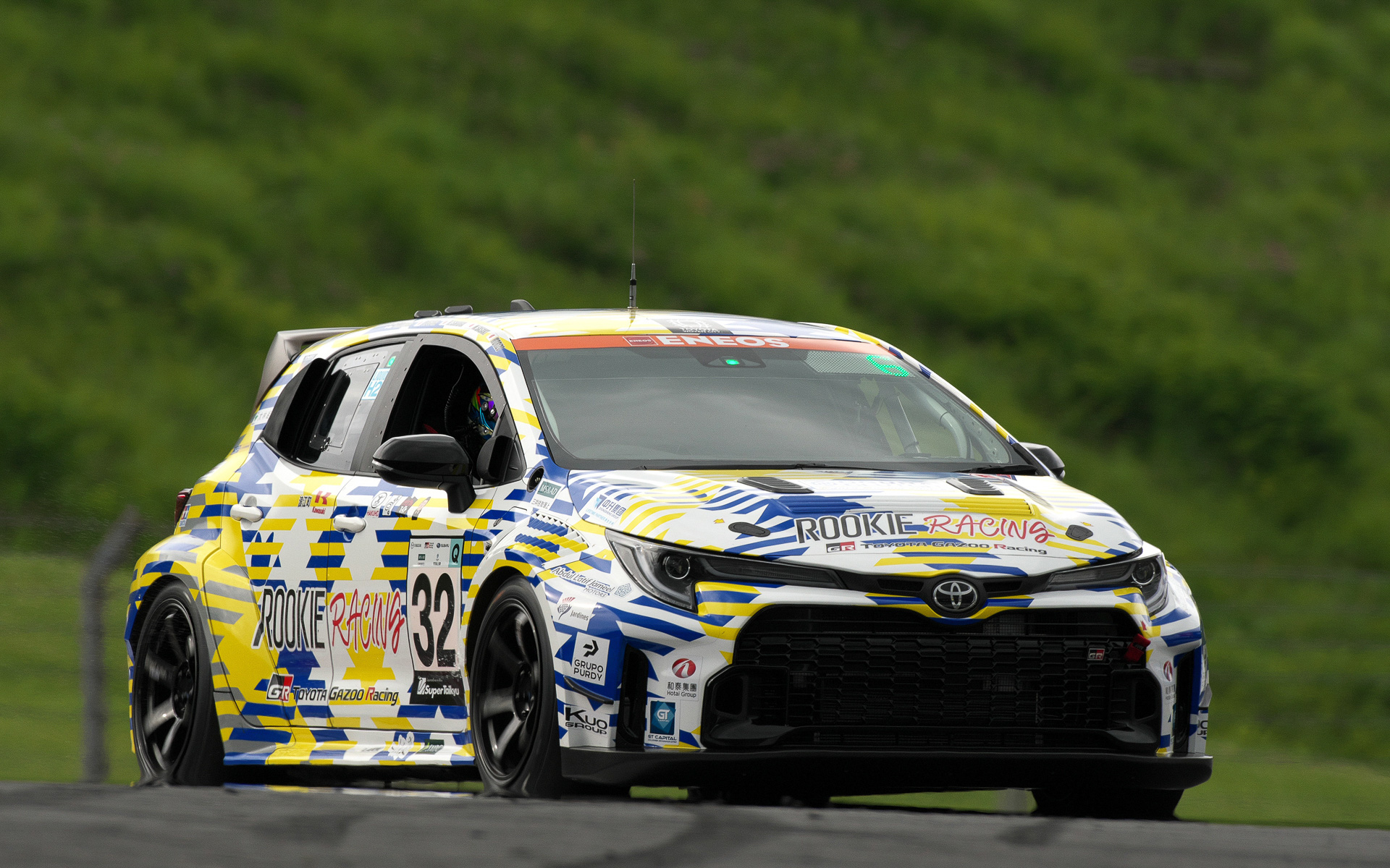 富士スピードウェイを走る液体水素GRカローラ