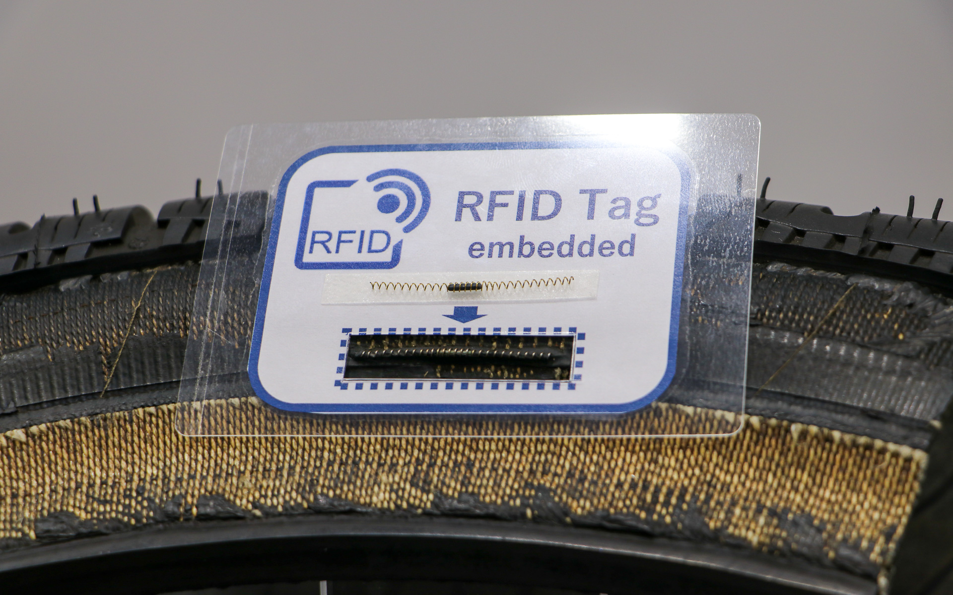 実際のタイヤのカットモデル。サイドウォールに埋め込まれている。もちろん耐振動性も優れている