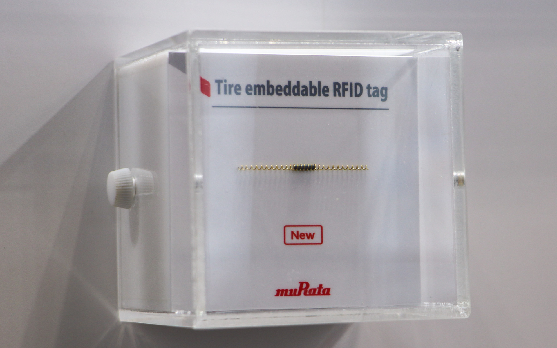 村田製作所のRFIDタグは約40mm。中央の物体が本体で左右に伸びるコイルは電波を感知しやすくするためのアンテナのようなもの