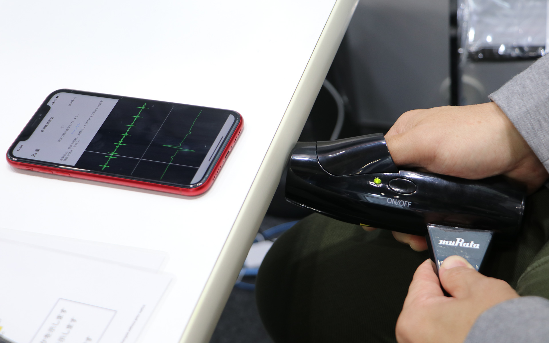 目を閉じ、リラックスした状態で60秒間計測する