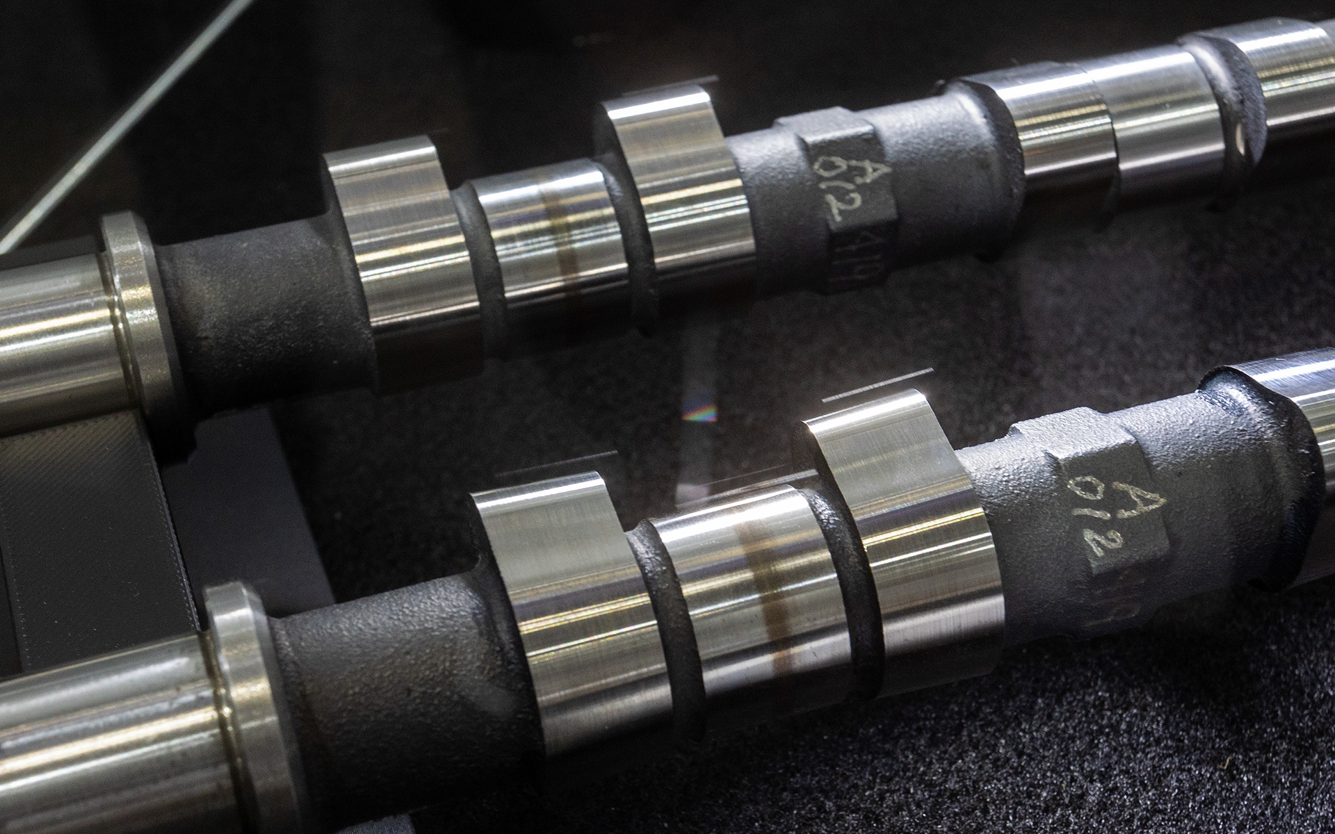 奥がふつうのカムで手前が3Dカム。カム山に形状を見比べると3Dカムのほうはカム山が斜めになっているのが分かる