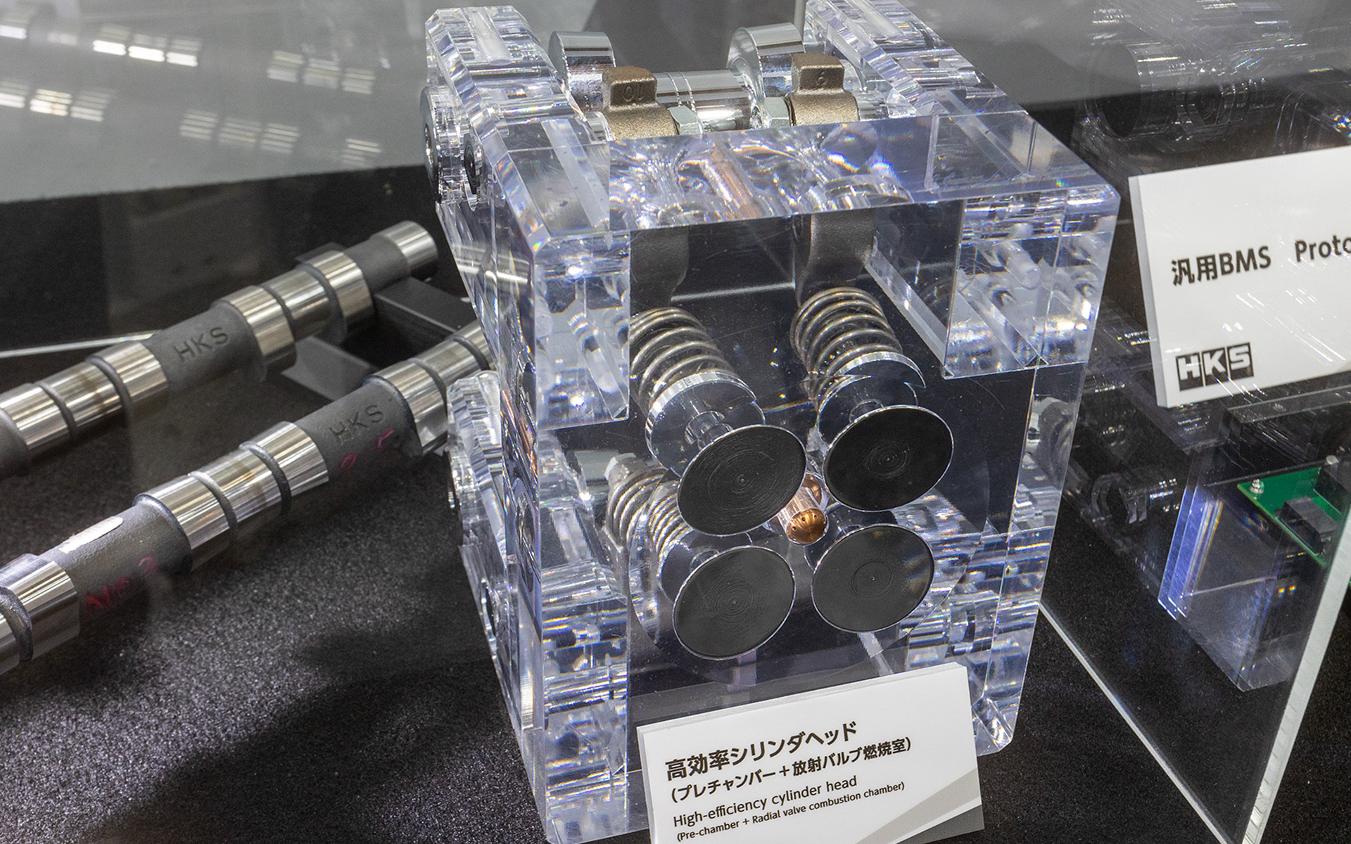 急速燃焼によるノック限界の向上や高効率化が望めるプレチャンバ（プラグ）とバルブを放射状（ラジアル）に配置するシリンダーヘッド模型