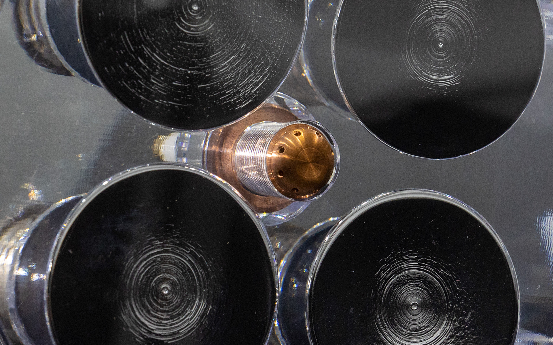 プレチャンバとはプラグ電極外側に放電用の穴が開いたカバーを付けることで、広範囲に火花を飛ばせるもの。これにより燃焼効率が大幅に向上。バルブのラジアル配置は燃焼室のボリュームを拡大できるのでプレチャンバユニットの効果がより発揮できる