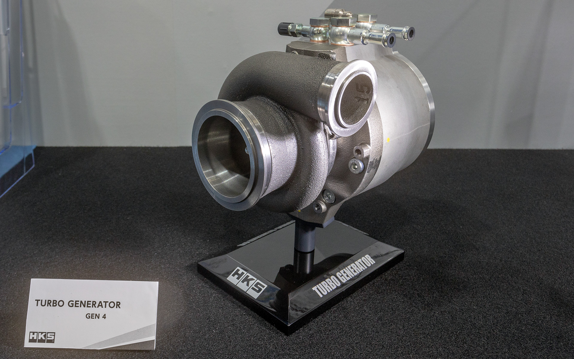 ターボジェネレーター（排気回生装置）。排気のエネルギーを電気エネルギーに変換して回生利用する装置。こちらは継続的に開発が行なわれていて、現在はGEN4となっている。MAXアウトプットは10kWまで向上している。F1で使われるMGU-Gのような機器だけに、市販車への実装されると楽しそうだ