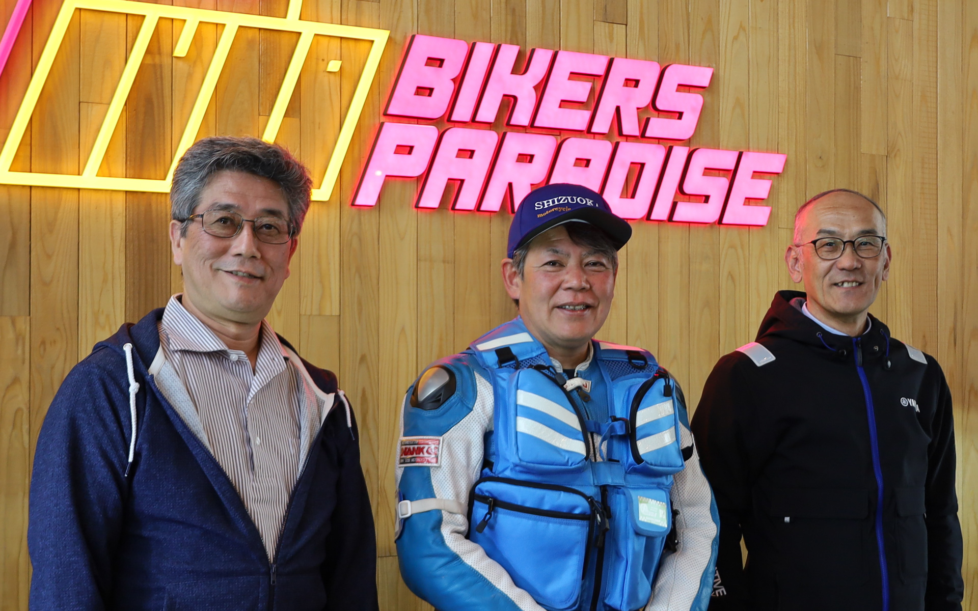 左から自工会 常務理事の江坂行弘氏、モータージャーナリストで伊豆スカ事故ゼロ小隊のKAZU中西氏、日髙副会長