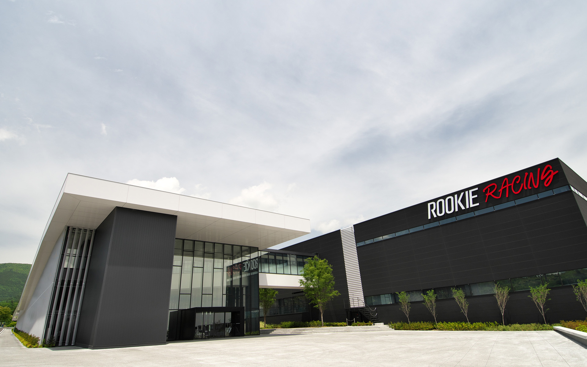 富士モータースポーツフォレスト「ウェルカムセンター」。無料で入ることが可能な施設